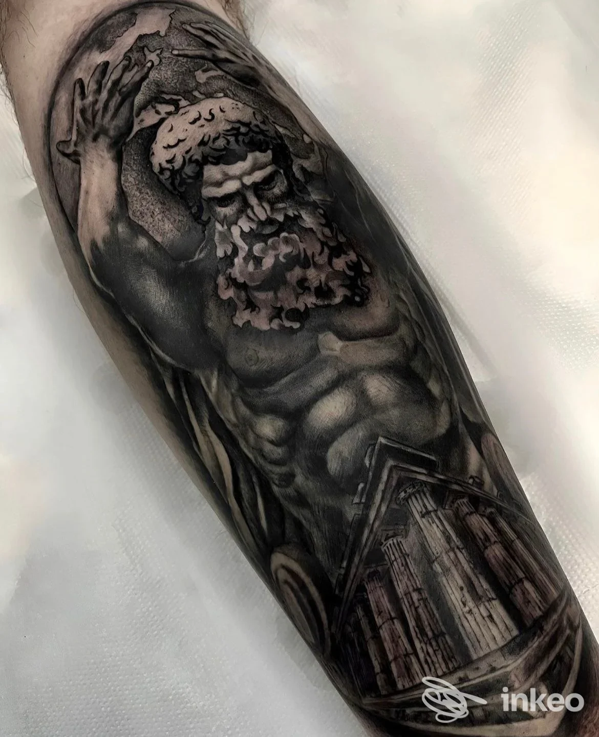 Tatuaggio realistico in bianco e nero di figura classica sull'avambraccio — BLACK LYNX TATTOO, Mesagne.