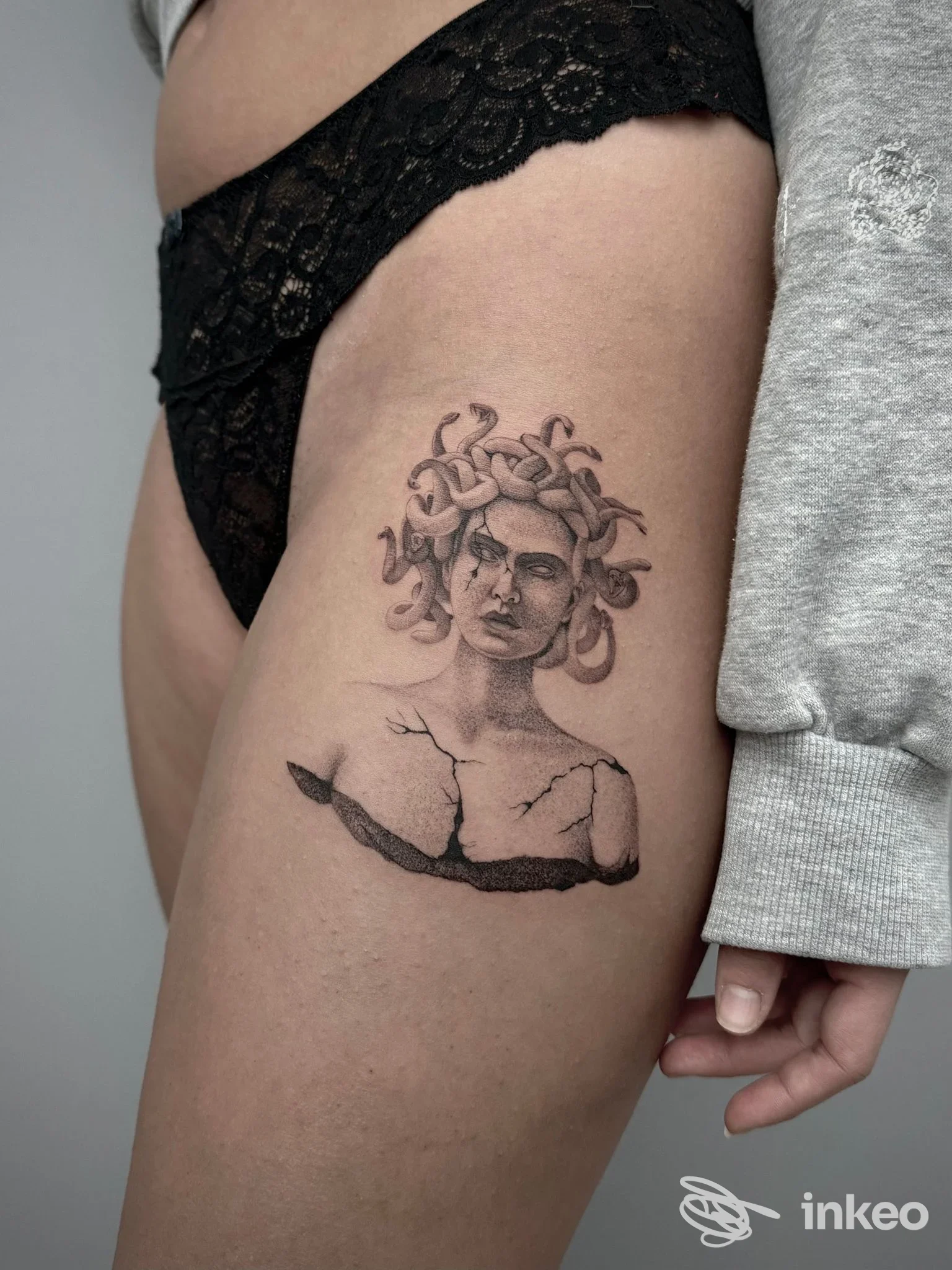 Tatuaggio raffigurante Medusa sul lato della coscia, realizzato da BLACK LYNX TATTOO a Mesagne.