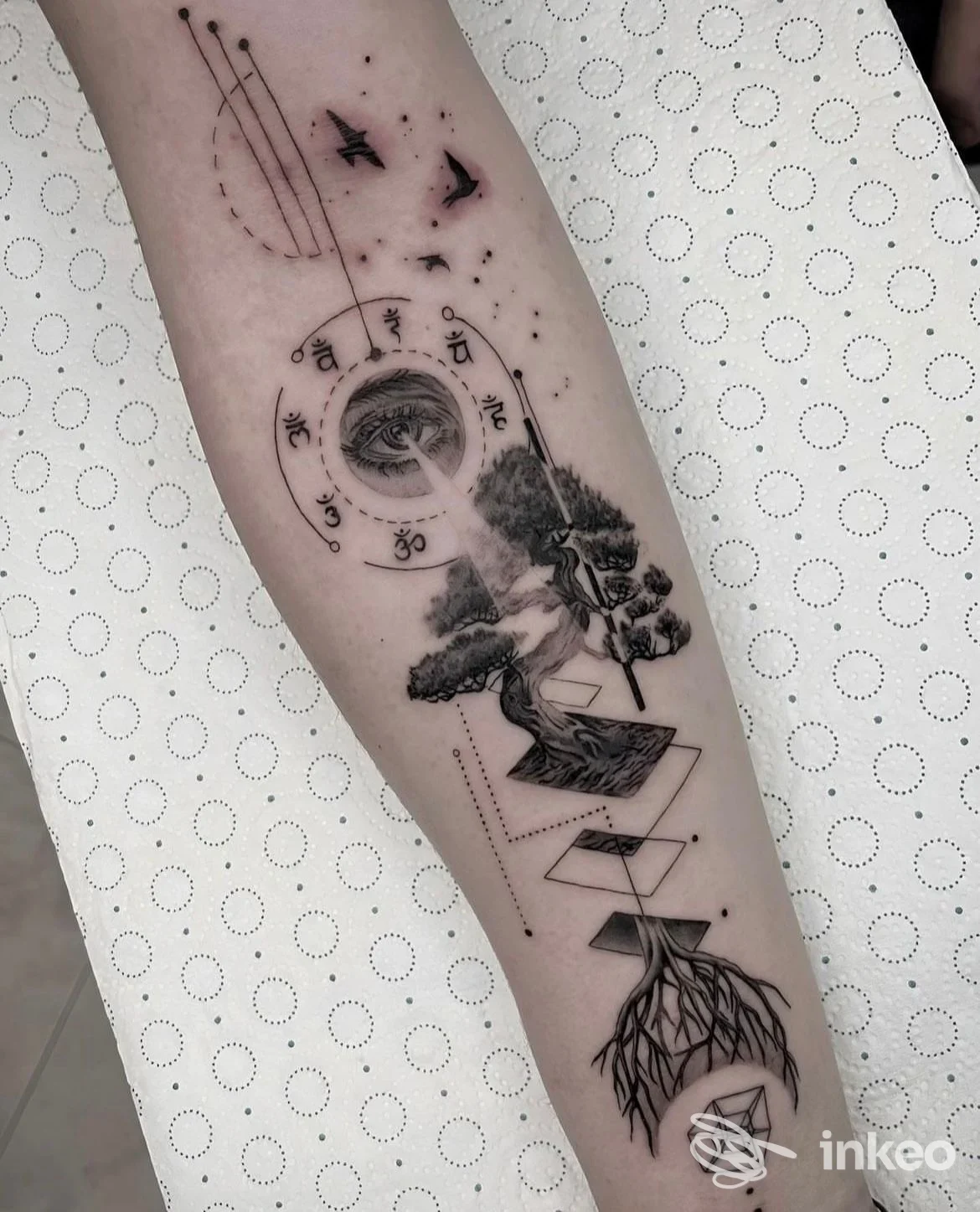 Tatuaggio su avambraccio con occhio, albero stilizzato, elementi geometrici e radici — Black Lynx Tattoo, Mesagne.