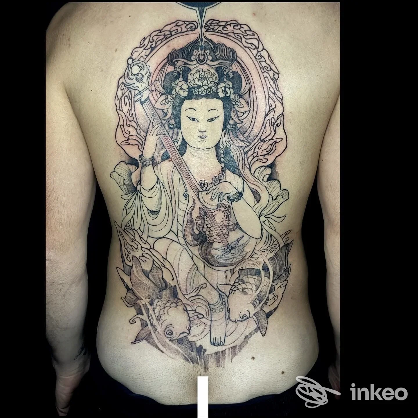 Grande tatuaggio a figura femminile e carpe sulla schiena, immagine fornita da Black Gami Tattoo & Art, Parabita.