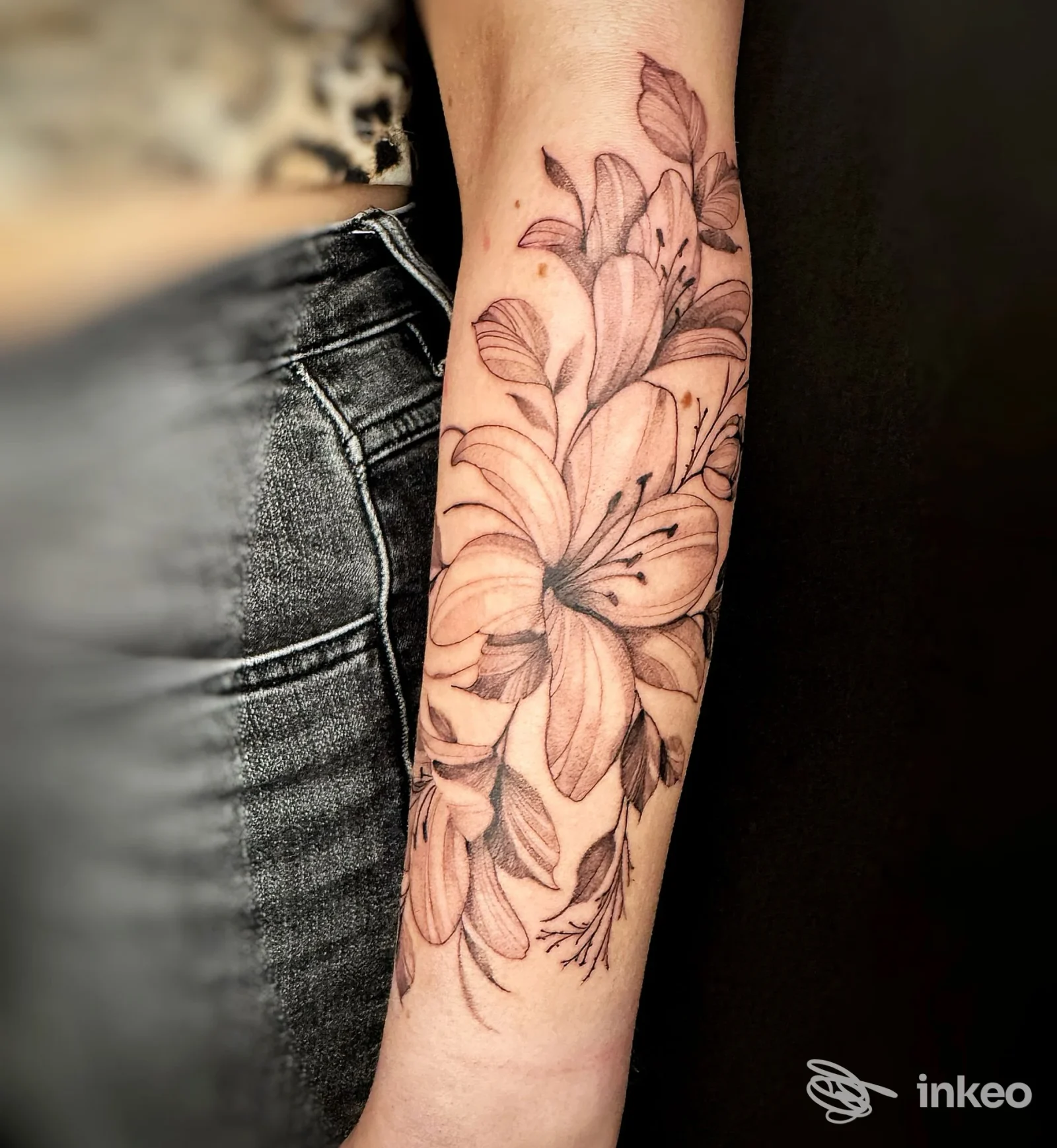 Fiore in bianco e nero lungo l'avambraccio, fotografia del tatuaggio eseguito da Black Gami Tattoo & Art, Parabita.