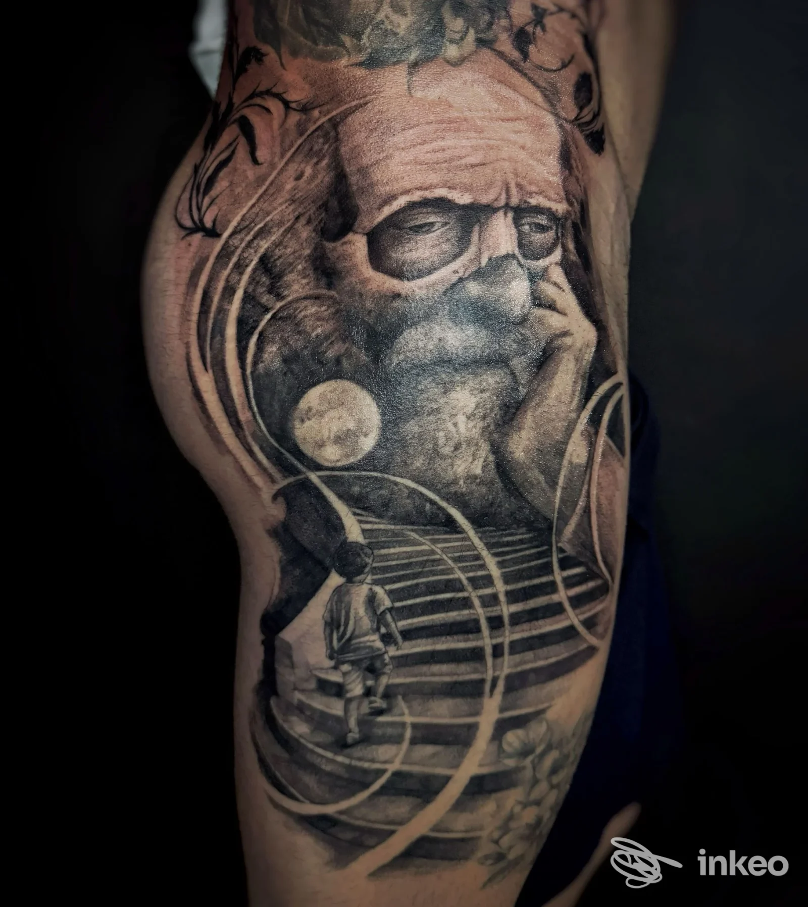 Ampio tatuaggio realistico in bianco e nero su braccio/fianco con volto antico e scalini — Black Gami Tattoo & Art, Parabita.