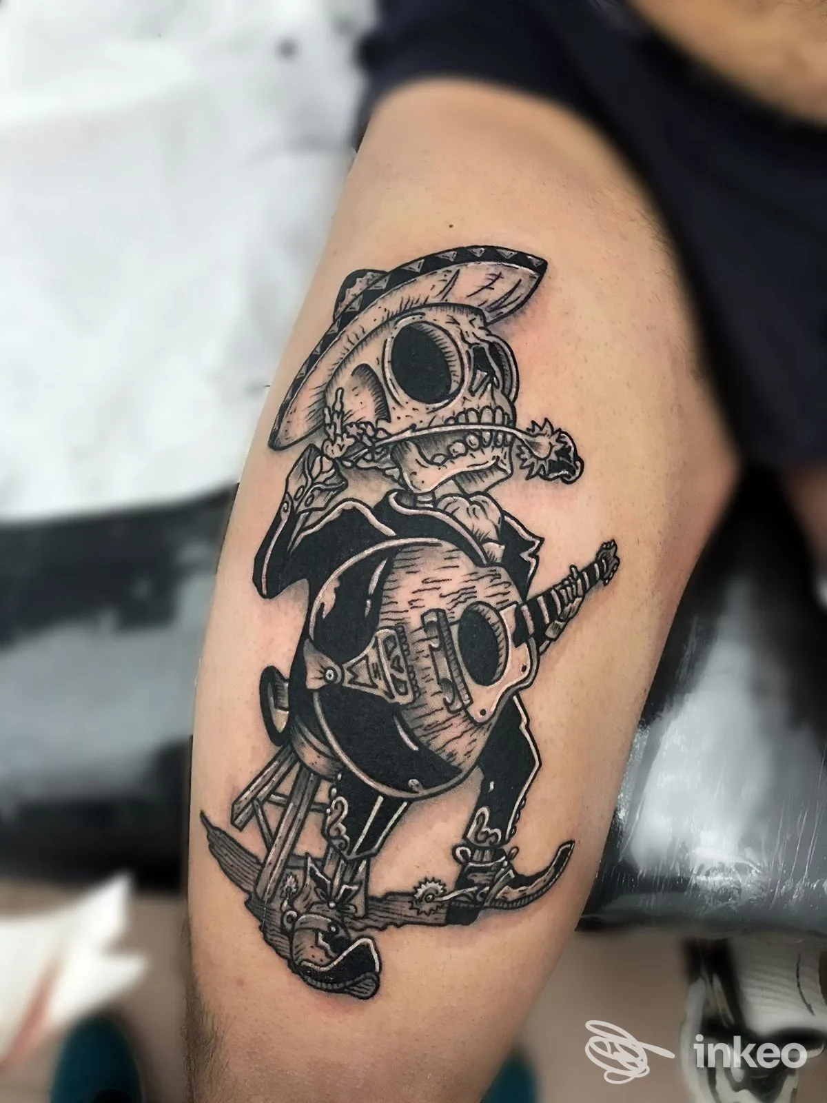 Tatuaggio in stile blackwork di uno scheletro con chitarra realizzato su pelle da Black Mamba Altamura Tattoo, Altamura.
