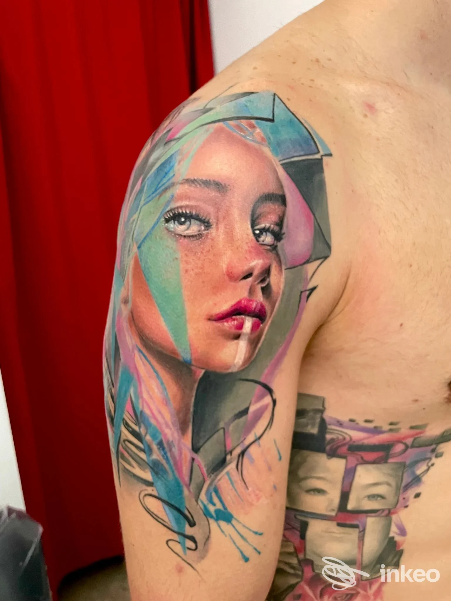 Tatuaggio realistico a colori su spalla e tatuaggi a riquadri sul torace, Bleedin' Ink Tattoo Studio, Altamura.