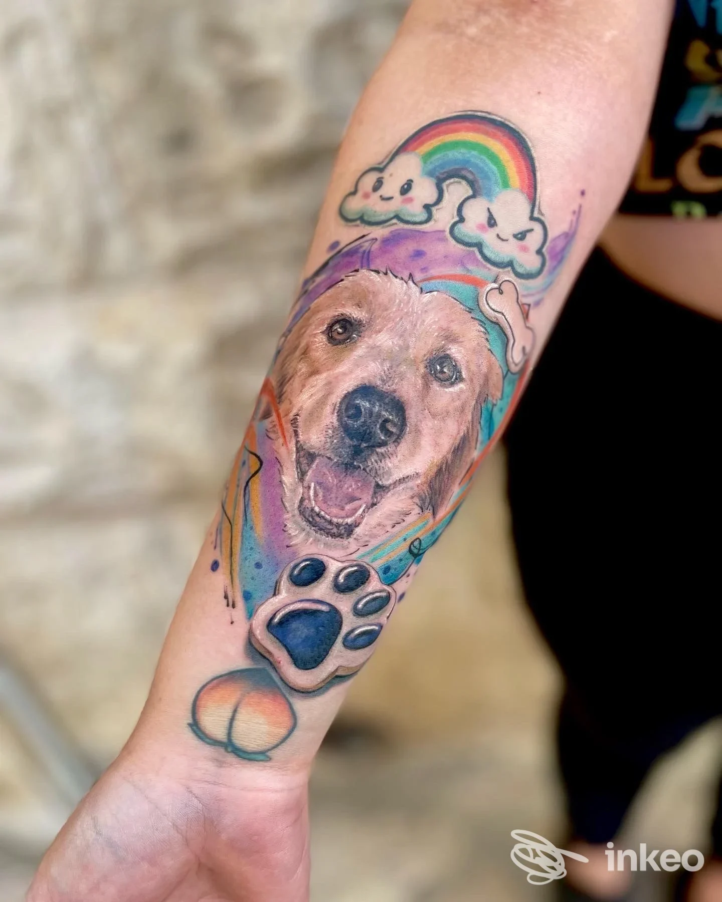 Tatuaggio a colori su avambraccio con ritratto realistico di un cane, zampa e arcobaleno — Bleedin' Ink Tattoo Studio, Altamura.