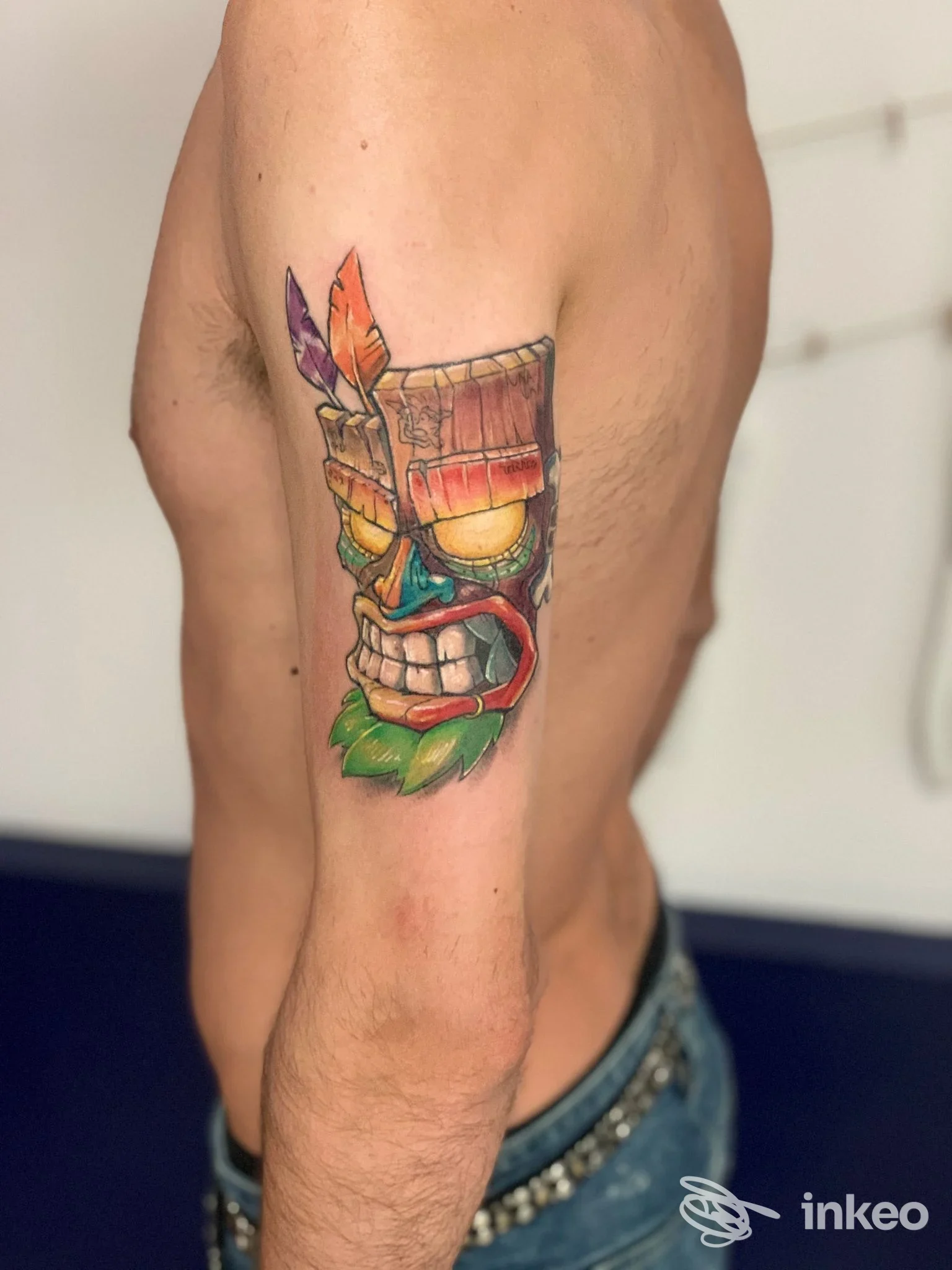 Tatuaggio colorato a forma di maschera/totem sul deltoide, foto inviata da Bleedin' Ink Tattoo Studio, Altamura.