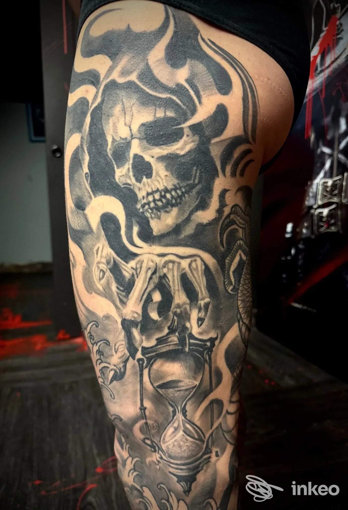Grande tatuaggio black & grey su coscia con teschio e clessidra, foto di Beyond the skin tattoo & art, Tuglie.