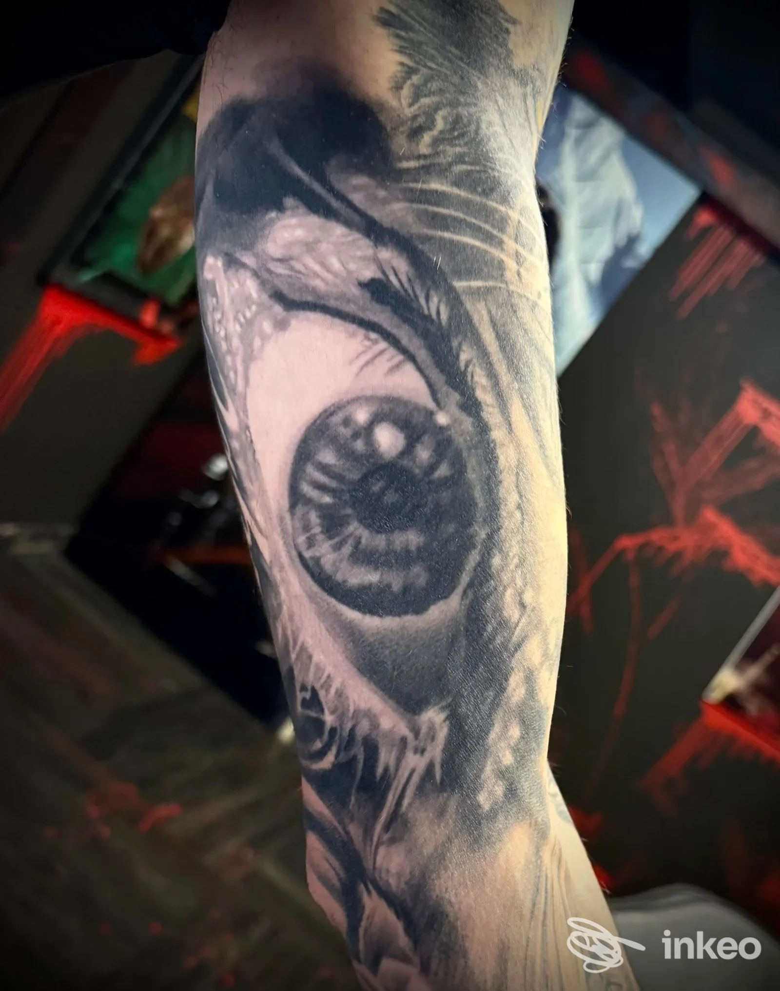 Tatuaggio realistico a occhio in bianco e nero sull'avambraccio, foto inviata da Beyond the skin tattoo & art a Tuglie.