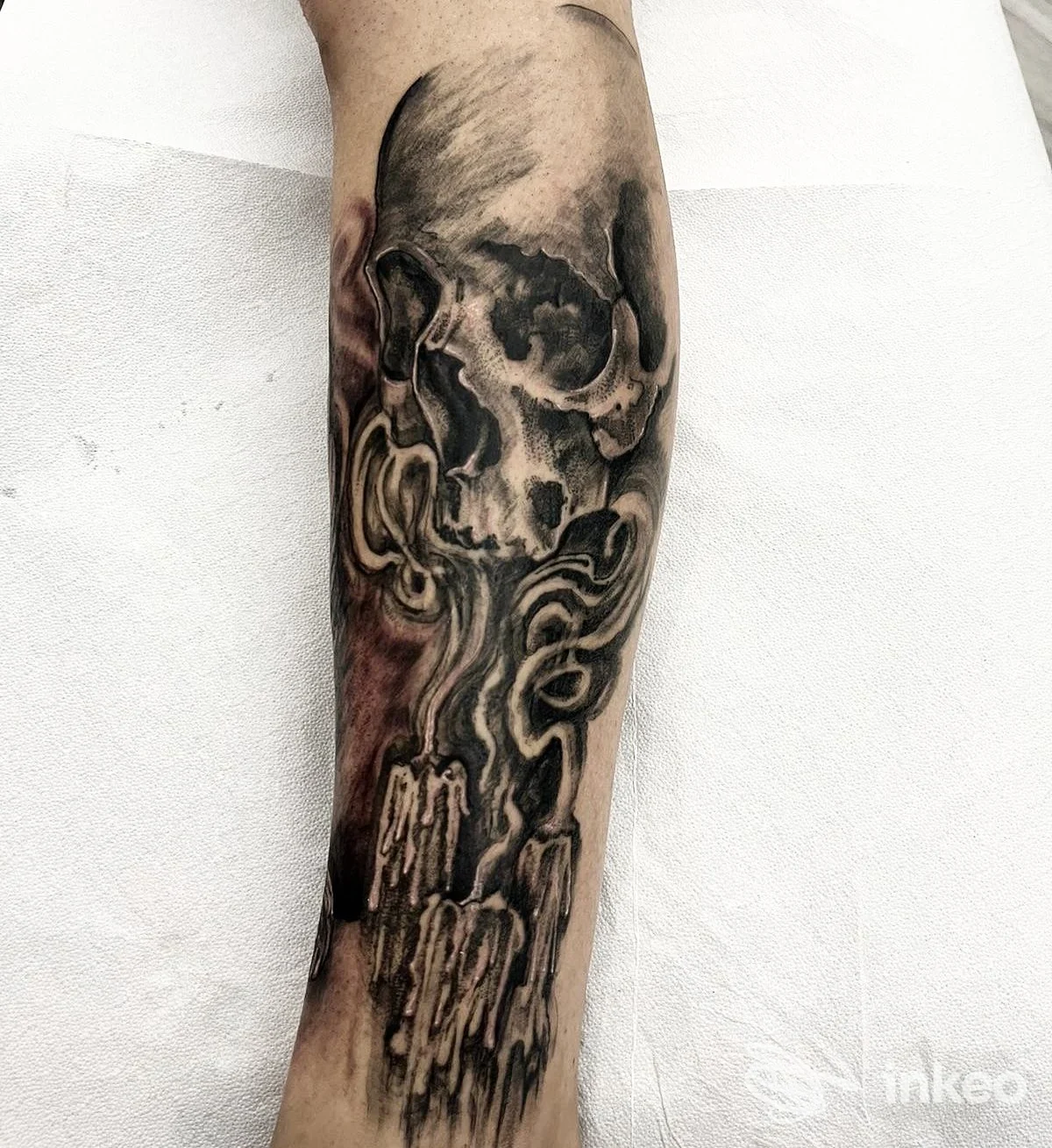 Tatuaggio su avambraccio con teschio e candele in bianco e nero, Blumela.Ink Tattoo Studio, Surbo.