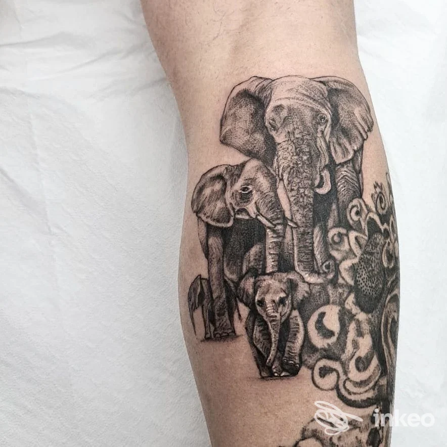Tatuaggio realistico di una famiglia di elefanti sul polpaccio, foto di Blumela.Ink Tattoo Studio a Surbo.