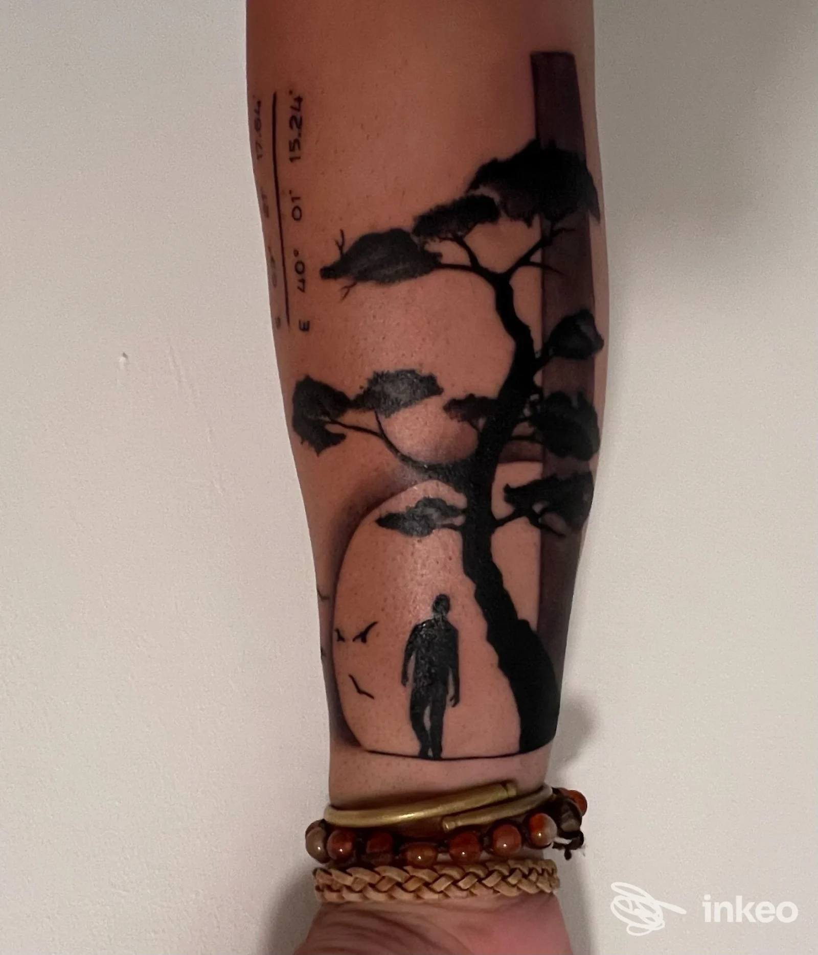 Tatuaggio silhouette di albero e figura su avambraccio, foto fornita da Broken Art tattoo studio, Bari.