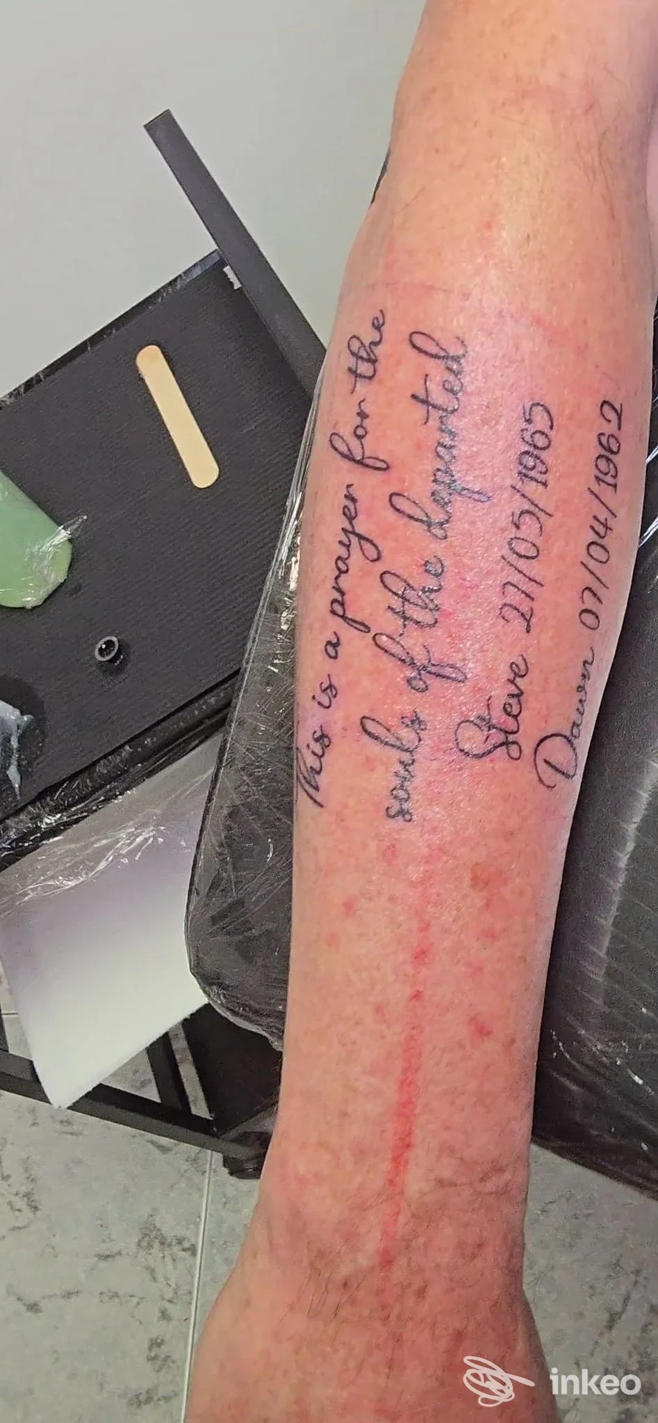 Tatuaggio in corsivo a più righe sull'avambraccio destro con nomi e date, foto fornita dallo studio CONTATTOO and more di Mottola.