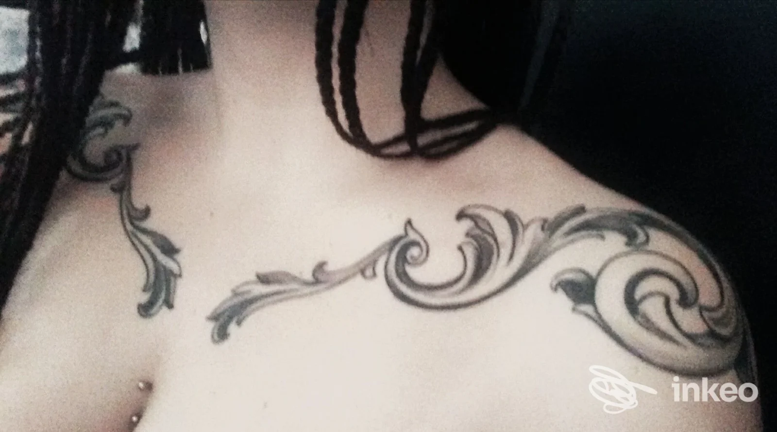 Tatuaggio ornamentale in nero sul torace e spalla, foto fornita da Daimana Tattoo And Piercing Studio, Tricase.