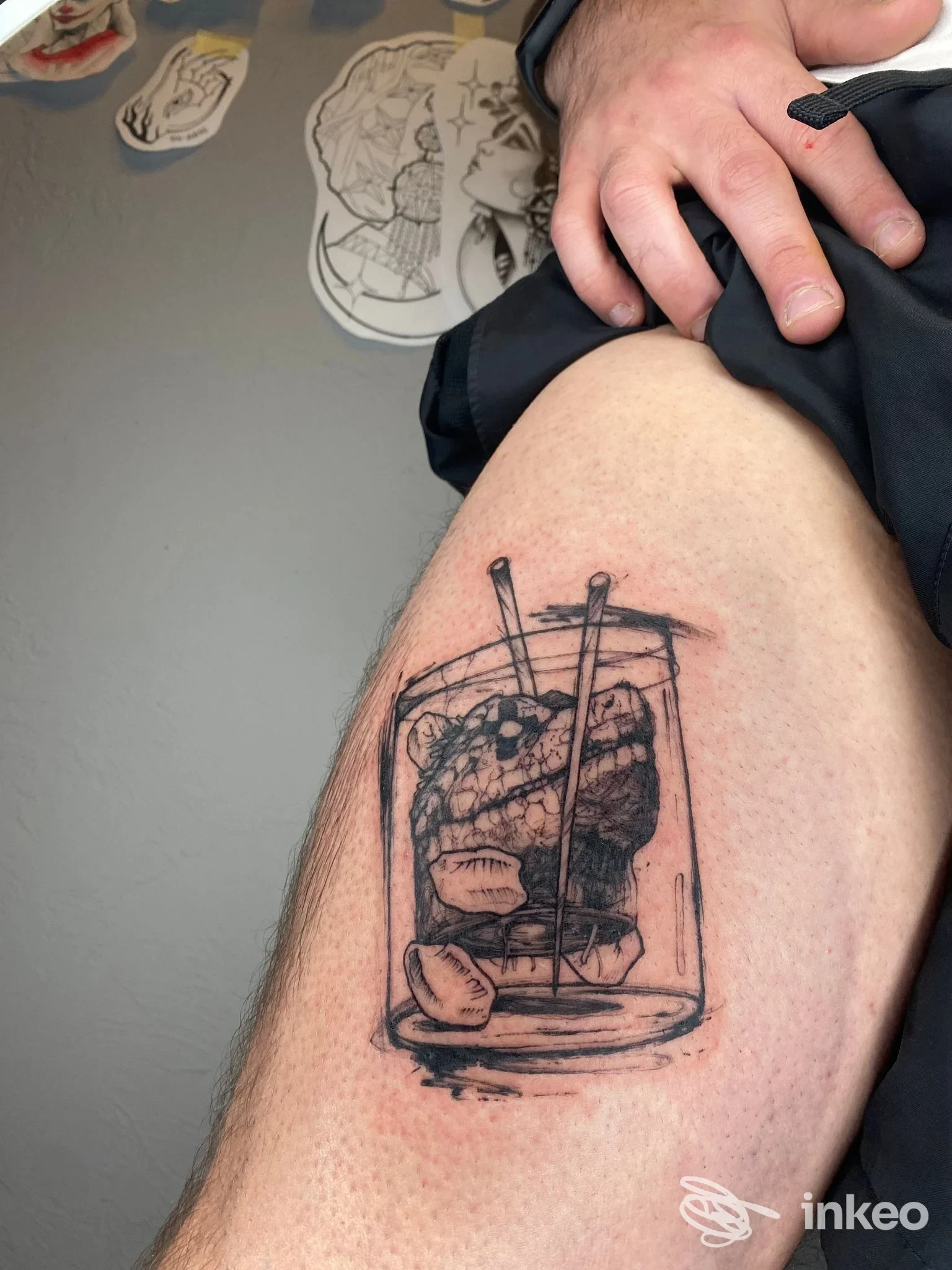 Tatuaggio in stile sketch/blackwork su coscia, foto da Bunker - Tattoo Studio a Monopoli.