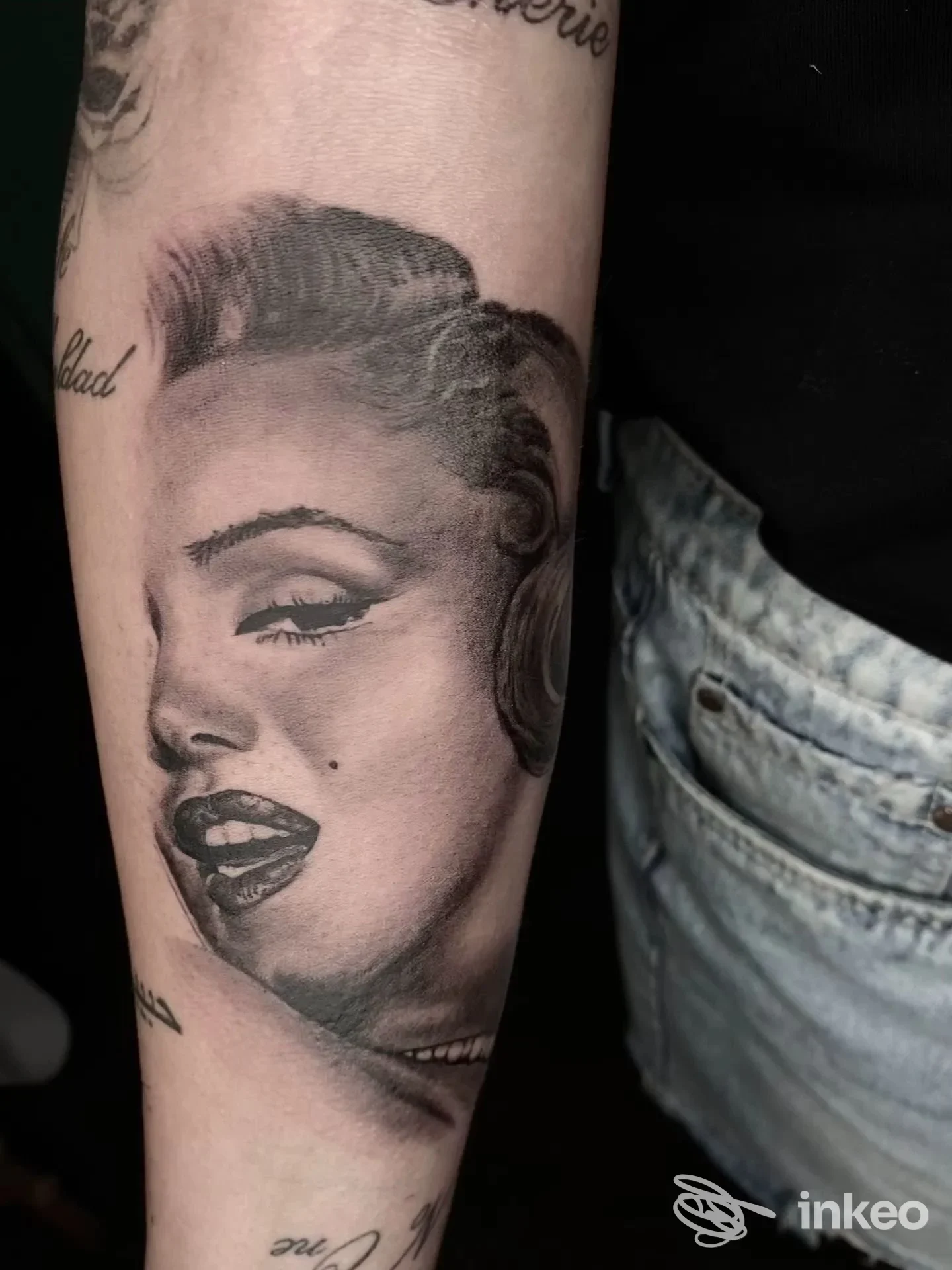 Tatuaggio a ritratto realistico in bianco e nero sull'avambraccio, realizzato da Bunker - Tattoo Studio a Monopoli.
