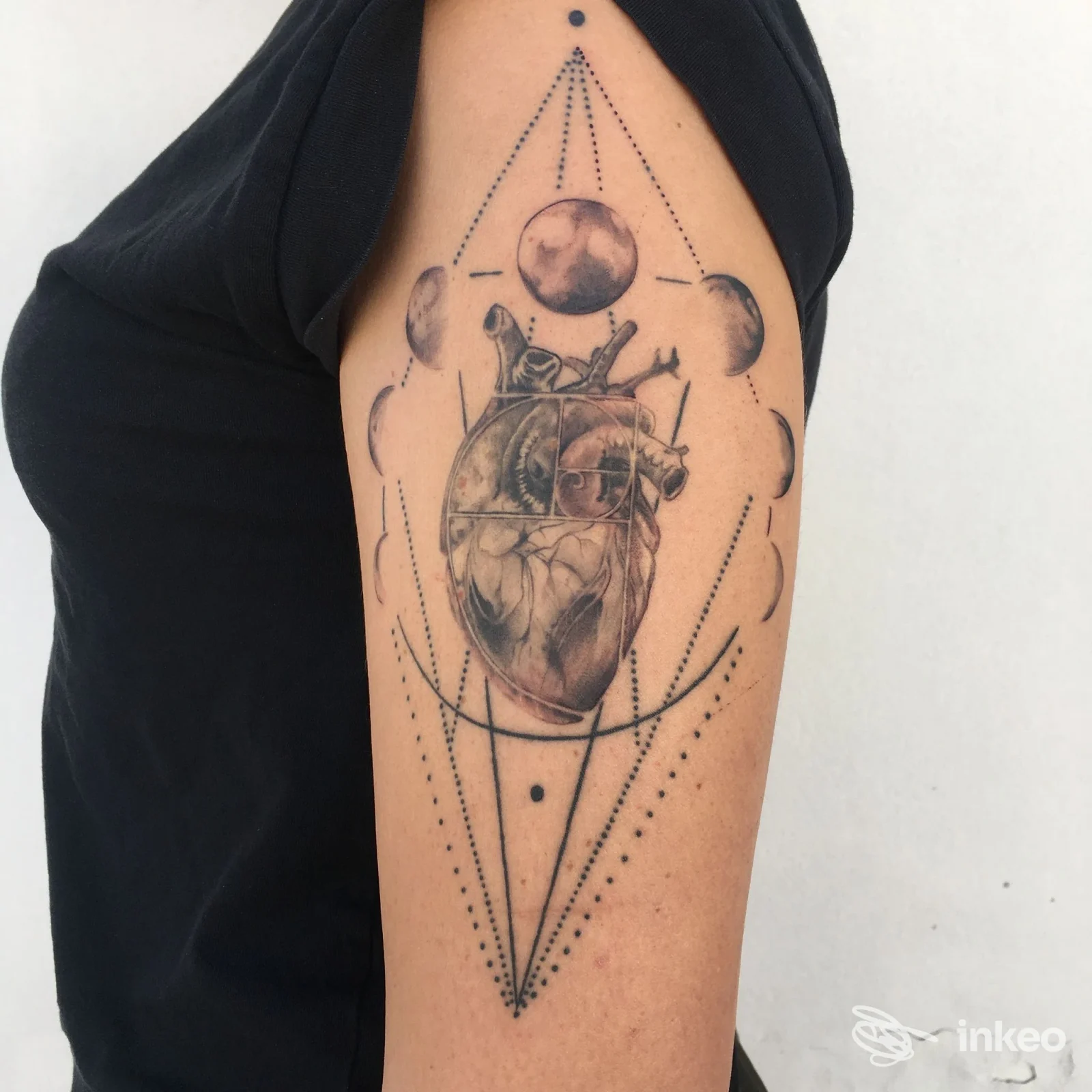 Tatuaggio sul braccio superiore con cuore anatomico in stile realistico e motivi geometrici, Carlito Tattoo studio, Poggiardo.