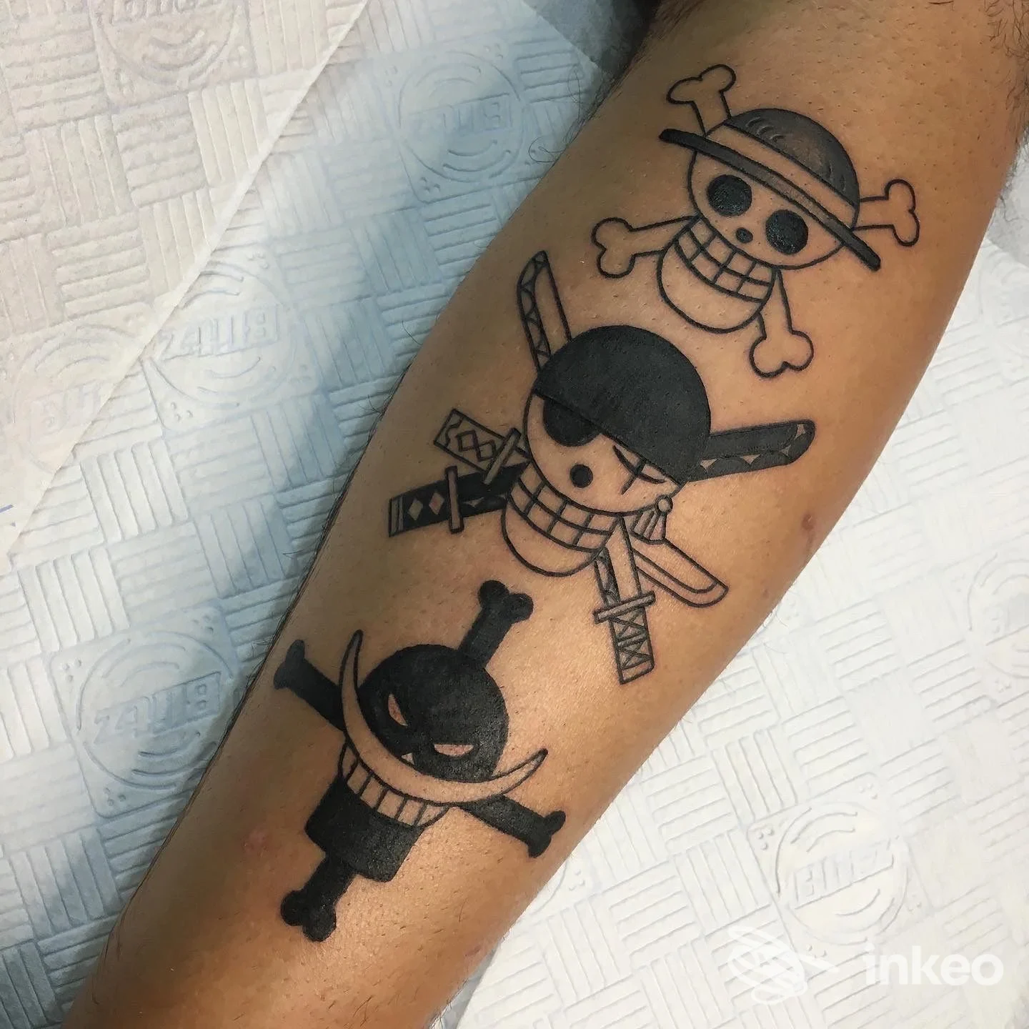 Tatuaggi neri stilizzati di tre teschi sull'avambraccio, foto di lavoro eseguito da Carlito Tattoo studio a Poggiardo.