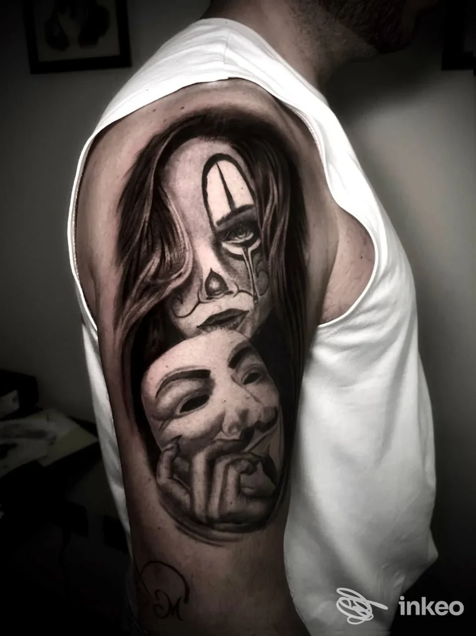 Tatuaggio realistico in bianco e nero su spalla e braccio, fotografia del lavoro di Clara Longo Studio - Empire Tattoo 1995, Maglie.
