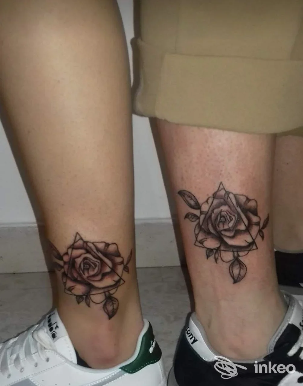 Due tatuaggi a forma di rosa sulle caviglie, fotografia di Davide Bertollo tricopigmentazione & tattoo, Massafra.