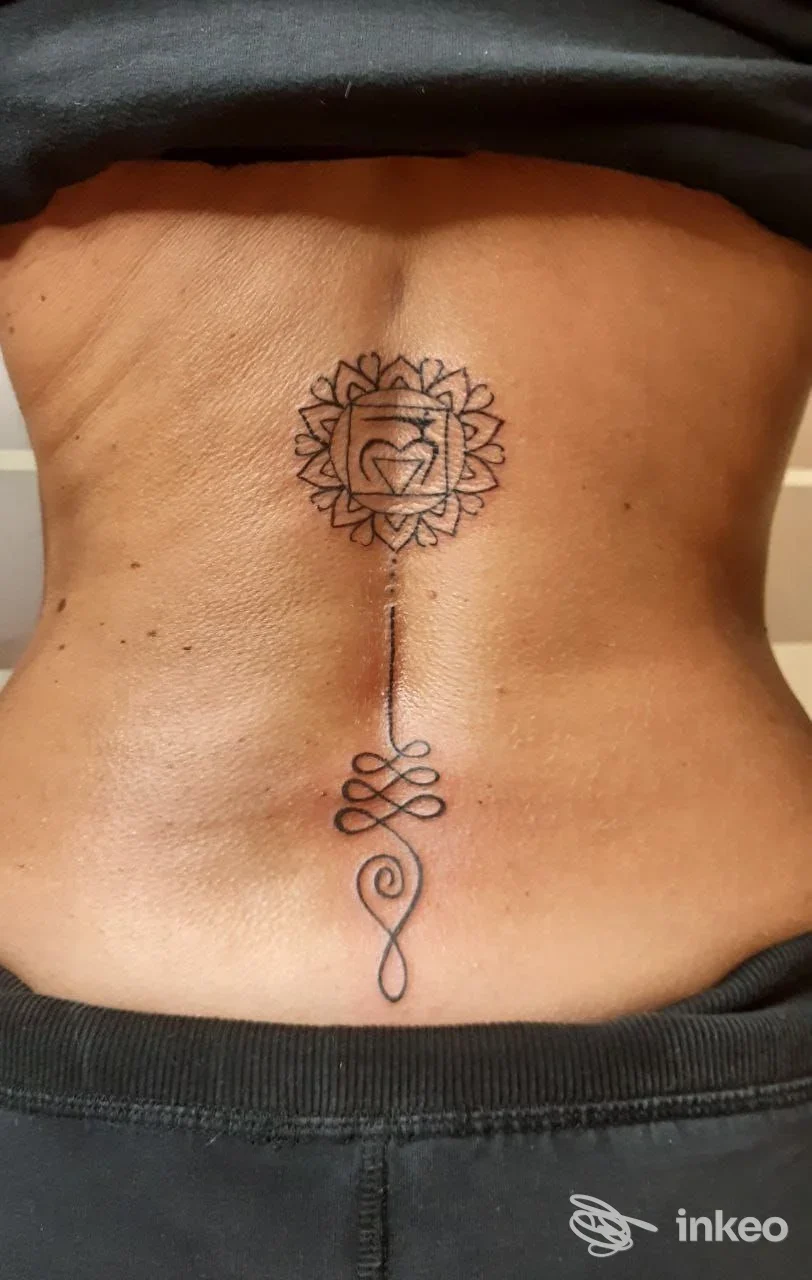 Tatuaggio ornamentale lineare lungo la colonna lombare, lavoro di Davide Bertollo a Massafra.