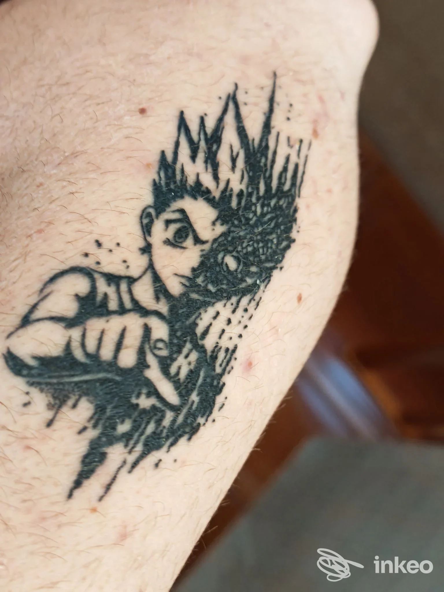Tatuaggio nero raffigurante un volto stilizzato e un pugno su pelle, foto inviata da Fai Da Tela - Tattoo Shop, Canosa di Puglia.