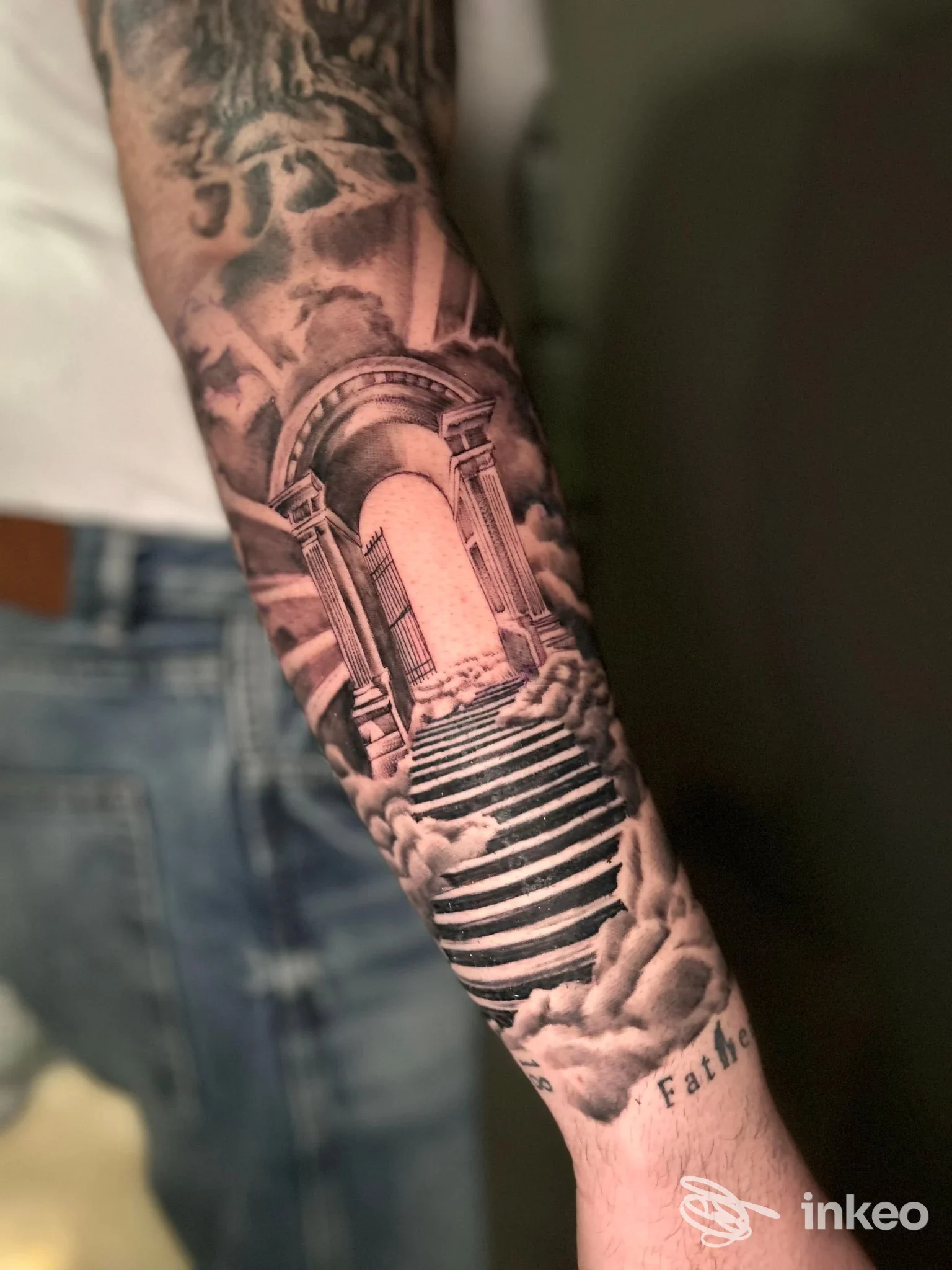 Tatuaggio realistico a scalini e arco sull'avambraccio, Doom Tattoo Studio Cerignola.