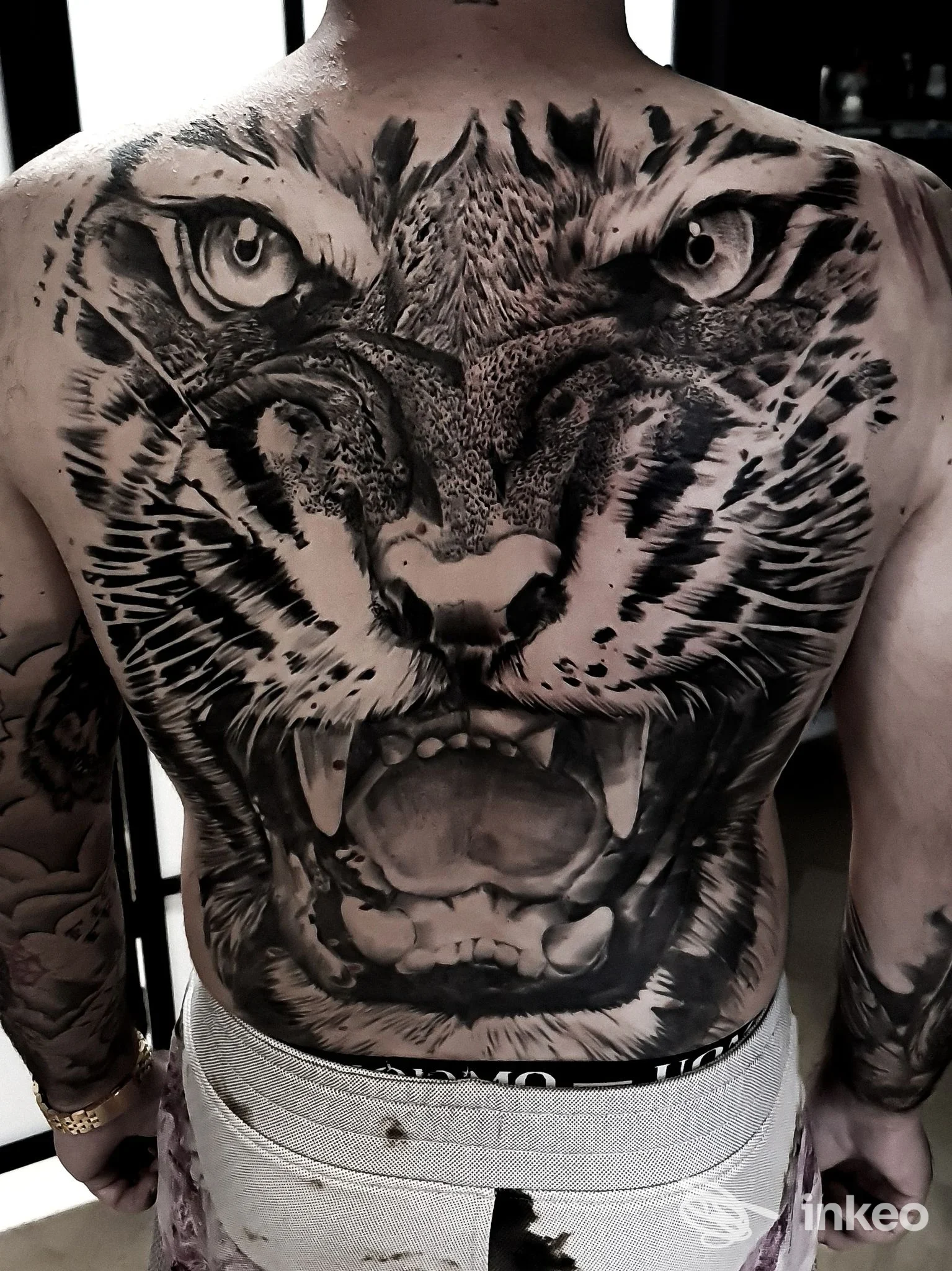 Grande tatuaggio realistico di una tigre che copre tutta la schiena, Doom Tattoo Studio Cerignola.