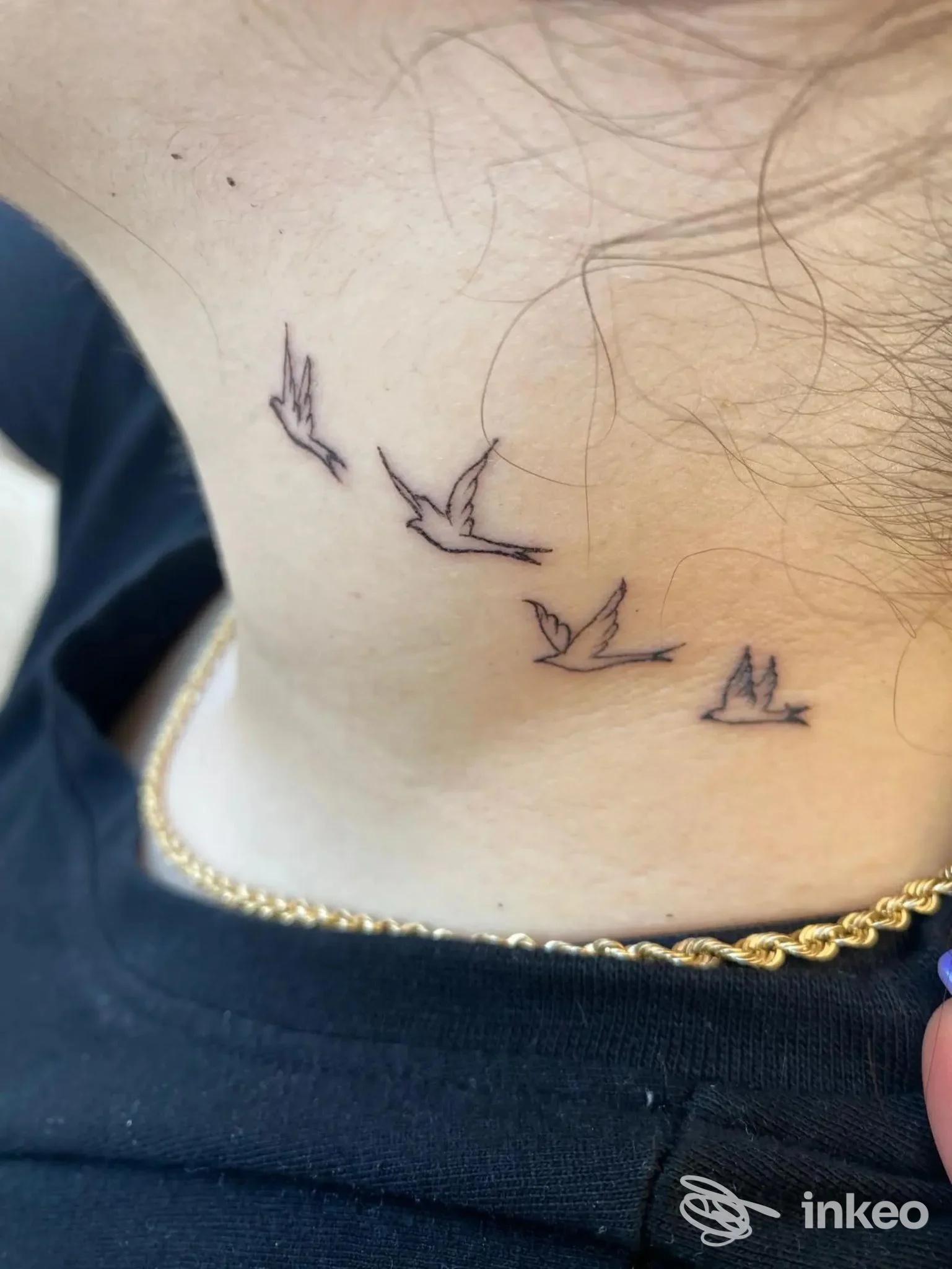 Piccolo tatuaggio di uccelli stilizzati sul lato del collo, foto fornita da Essenne Tattoo di Daniela Giuri, Carmiano.