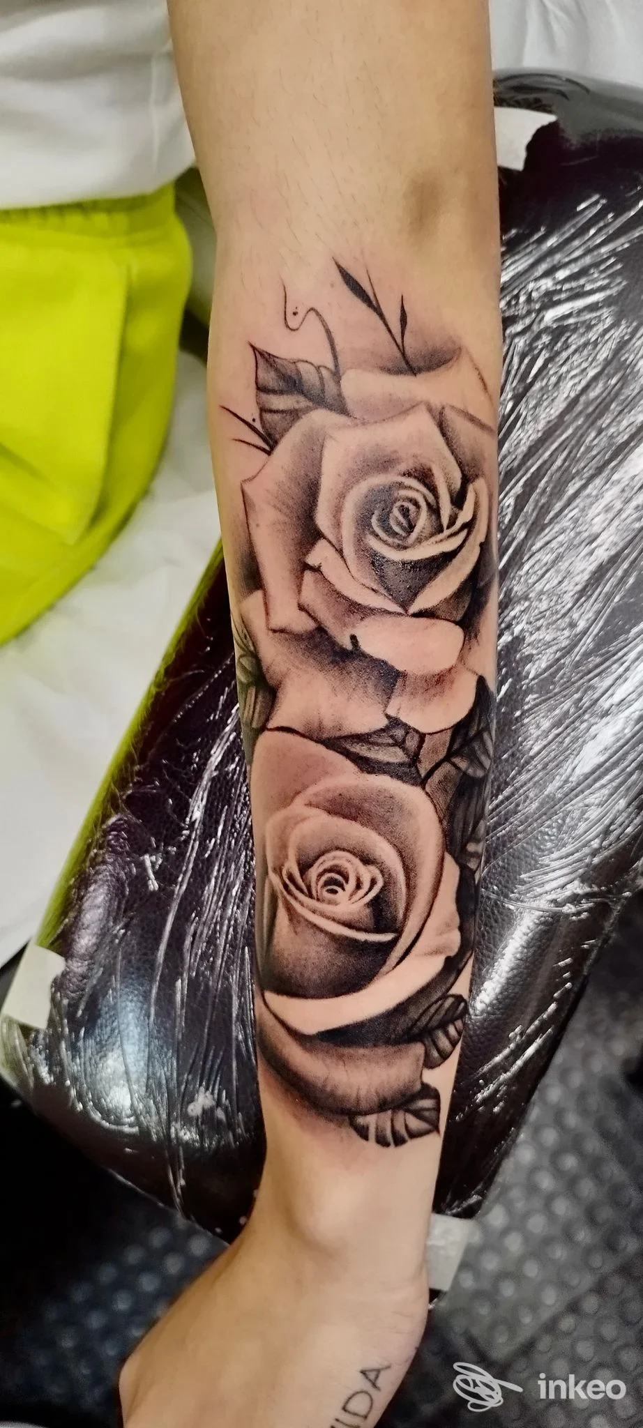Tatuaggio realistico di rose sull'avambraccio, realizzato da Evelin Tattoo a Lecce.