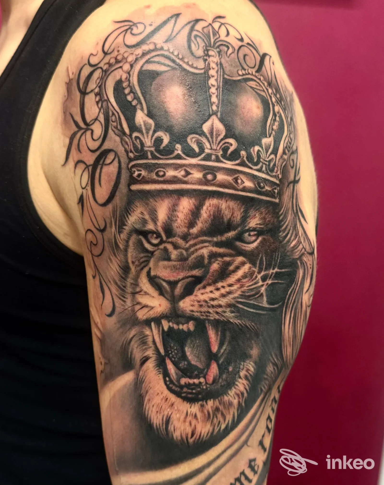 Tatuaggio realistico in bianco e nero di un leone con corona sull'omero, foto inviata da Evelin Tattoo, Lecce.