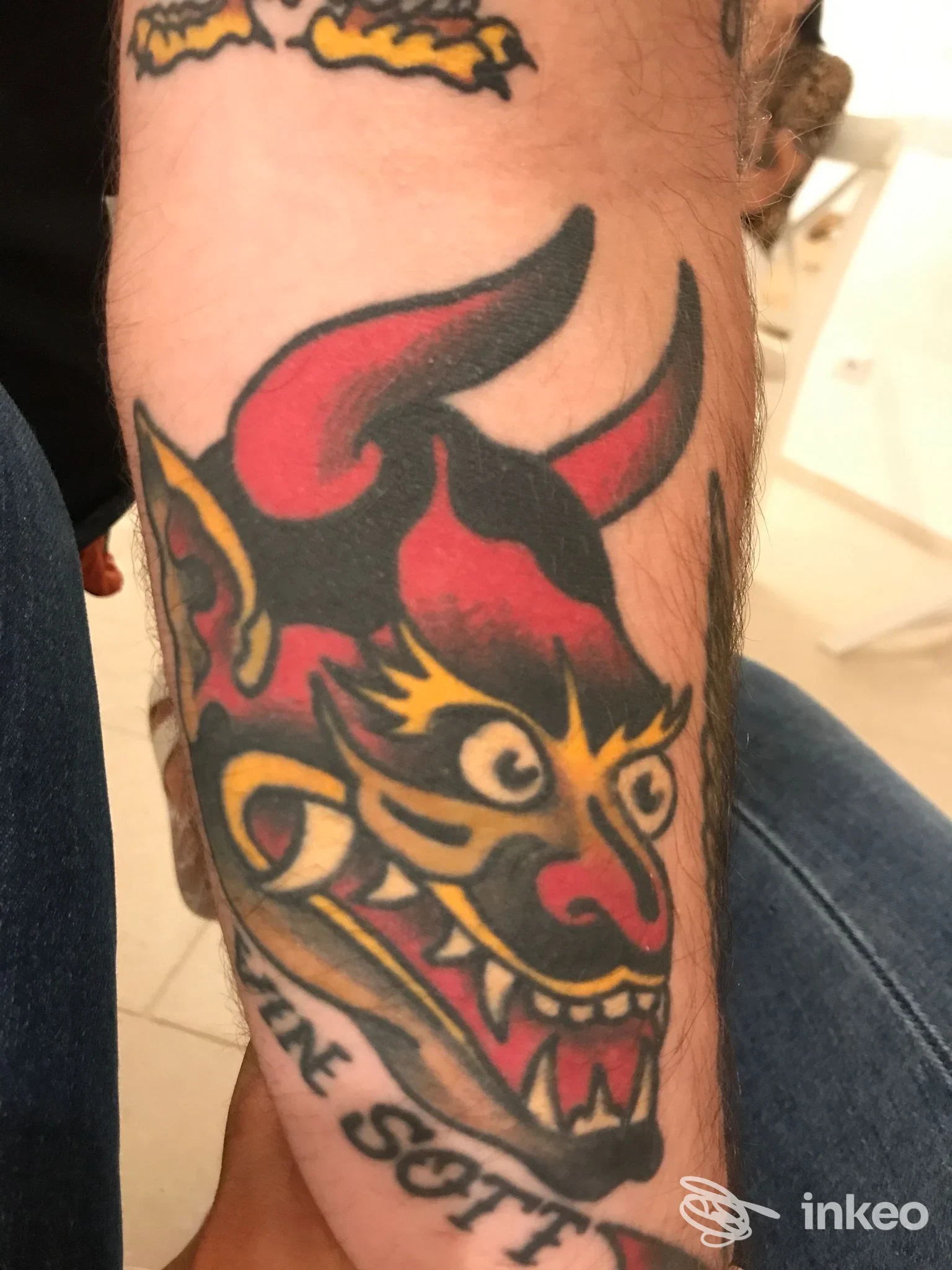 Tatuaggio tradizionale a forma di maschera/demone sull'avambraccio. FLOW STATE TATTOO, Putignano.