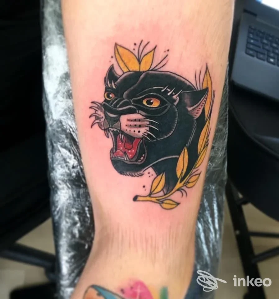 Tatuaggio a colori di una testa di pantera sull'avambraccio, Gangster Tattoo di Simone Vecchigno a Canosa di Puglia.