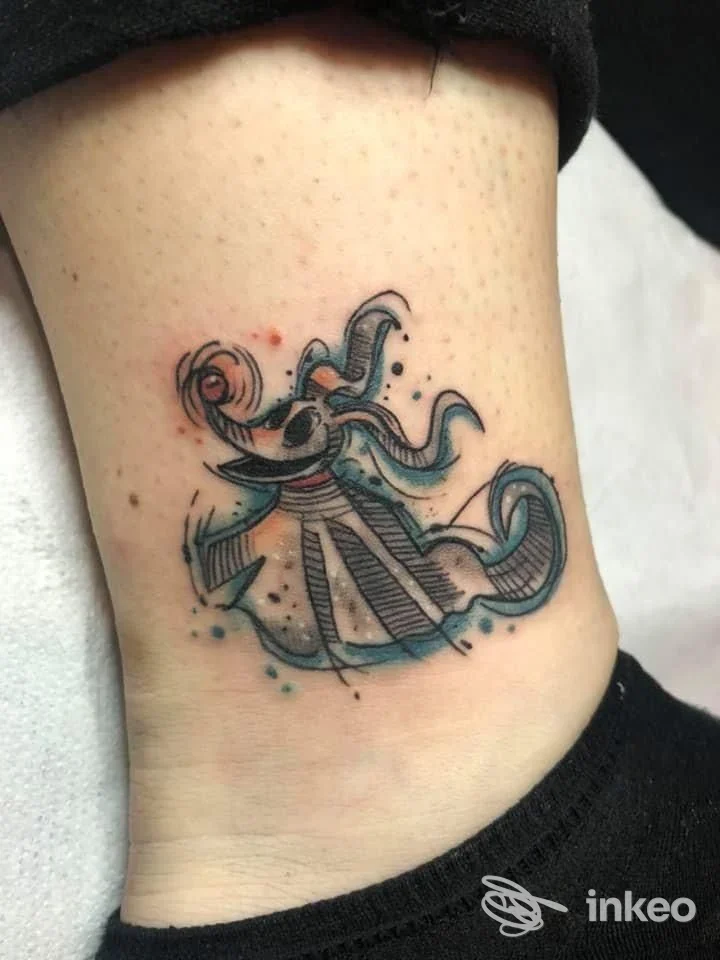 Tatuaggio illustrativo colorato sulla caviglia; lavoro fotografato presso Gangster Tattoo di Simone Vecchigno, Canosa di Puglia.