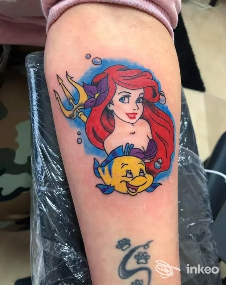 Tatuaggio colorato su avambraccio con Ariel e Flounder, Gangster Tattoo di Simone Vecchigno a Canosa di Puglia