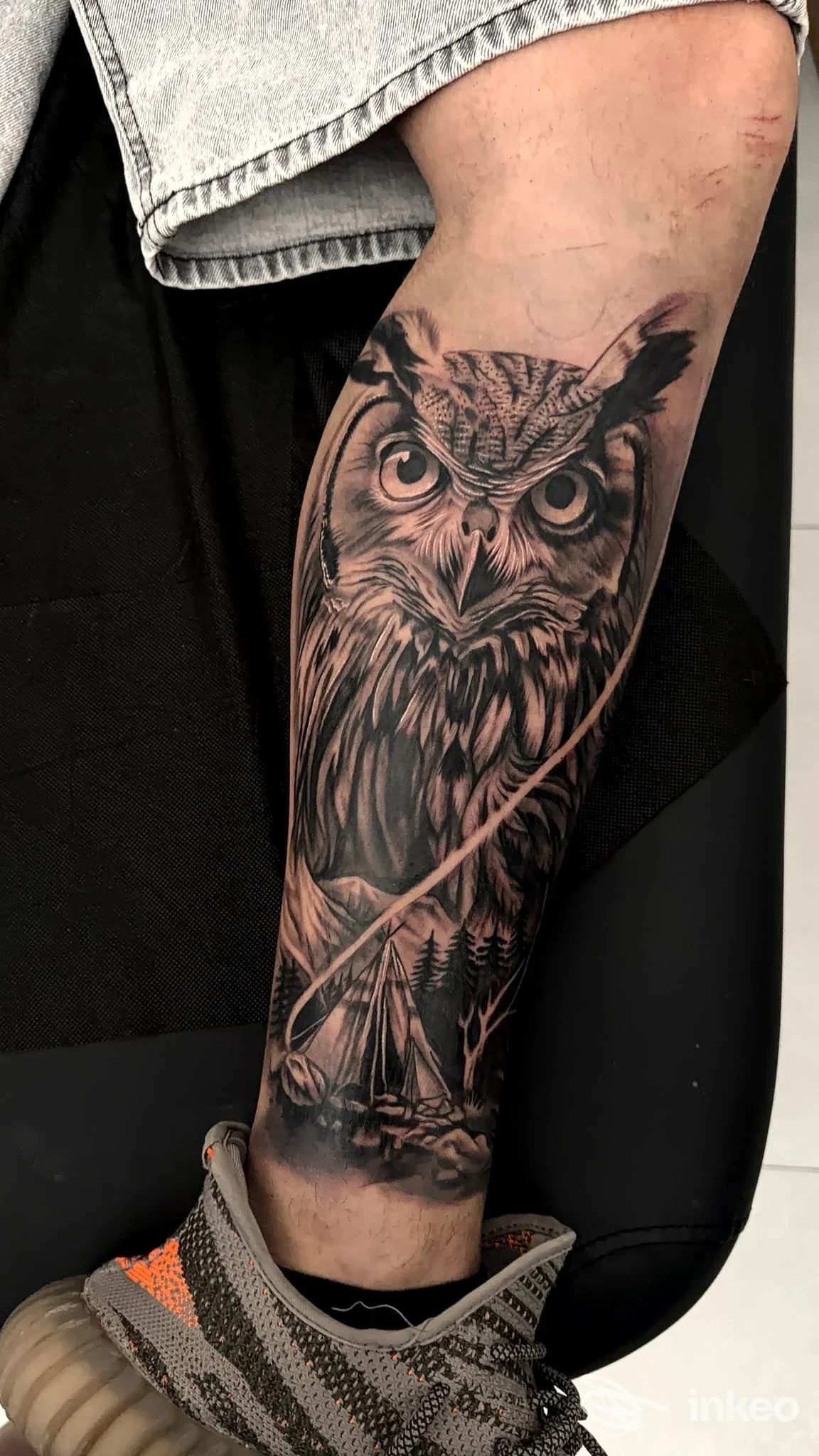 Grande tatuaggio realistico di un gufo su polpaccio, opera mostrata dallo studio ENRICA ESSE TATTOO a Foggia.