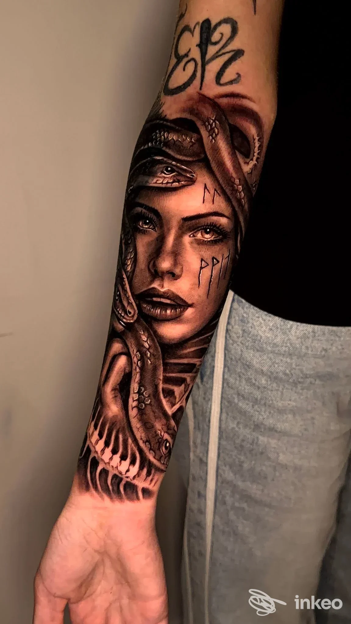 Tatuaggio realistico di volto femminile e tentacoli di polpo sull'avambraccio — Enrica Esse Tattoo, Foggia.