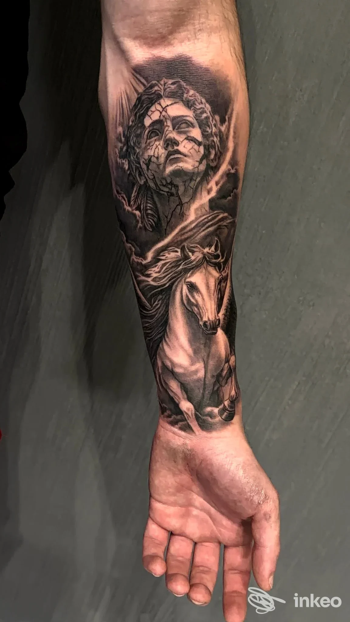 Tatuaggio realistico in bianco e nero su avambraccio con volto femminile frammentato e cavallo, ENRICA ESSE TATTOO, Foggia.