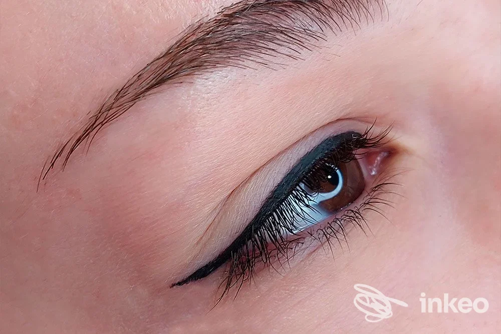 Primo piano di un occhio con eyeliner nero realizzato sulla palpebra superiore, eseguito nello studio LaLu Estetica a Garlasco.