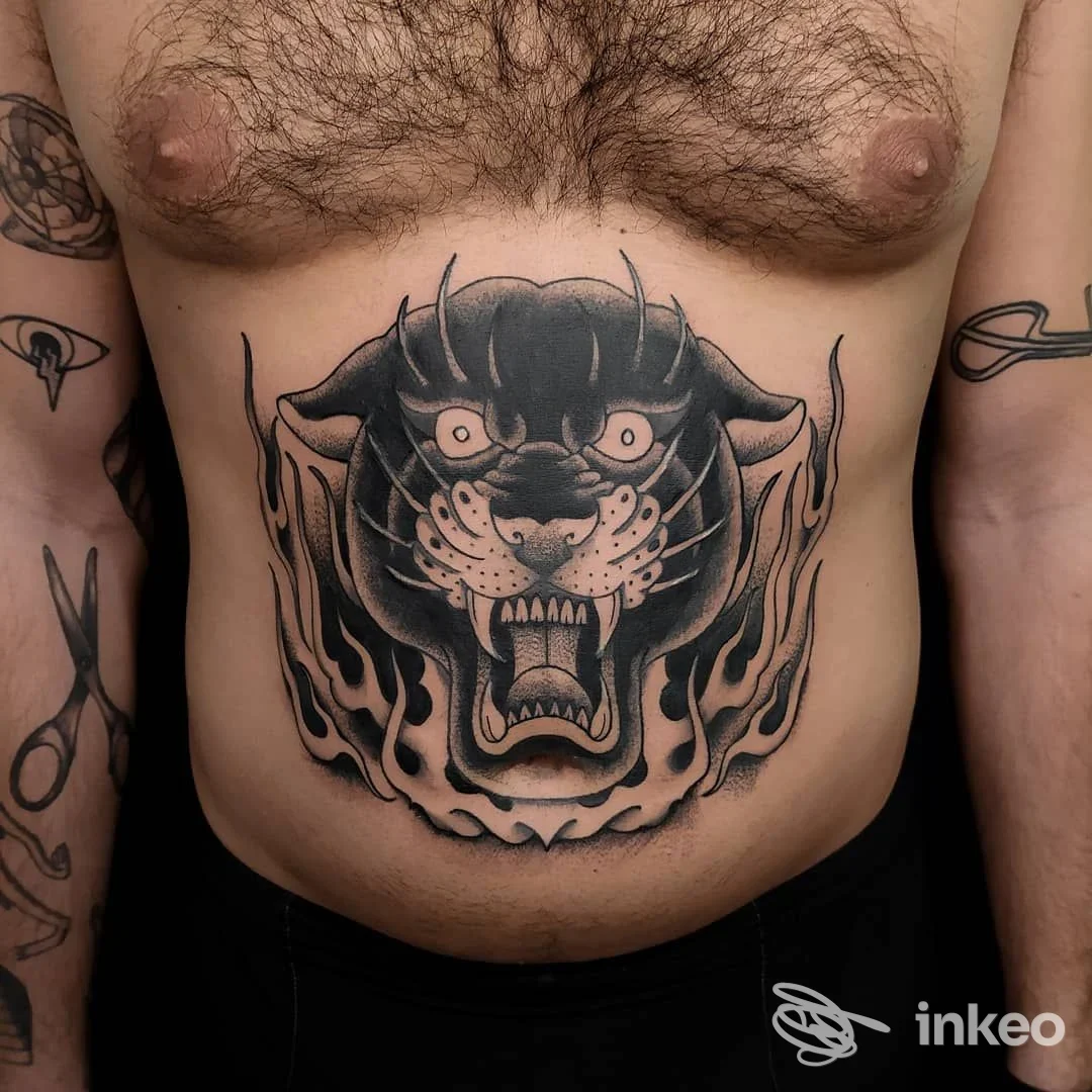 Tatuaggio grande su addome con testa di pantera nera, foto frontale; immagine fornita da Freak Ink Tattoo Studio, Bari.