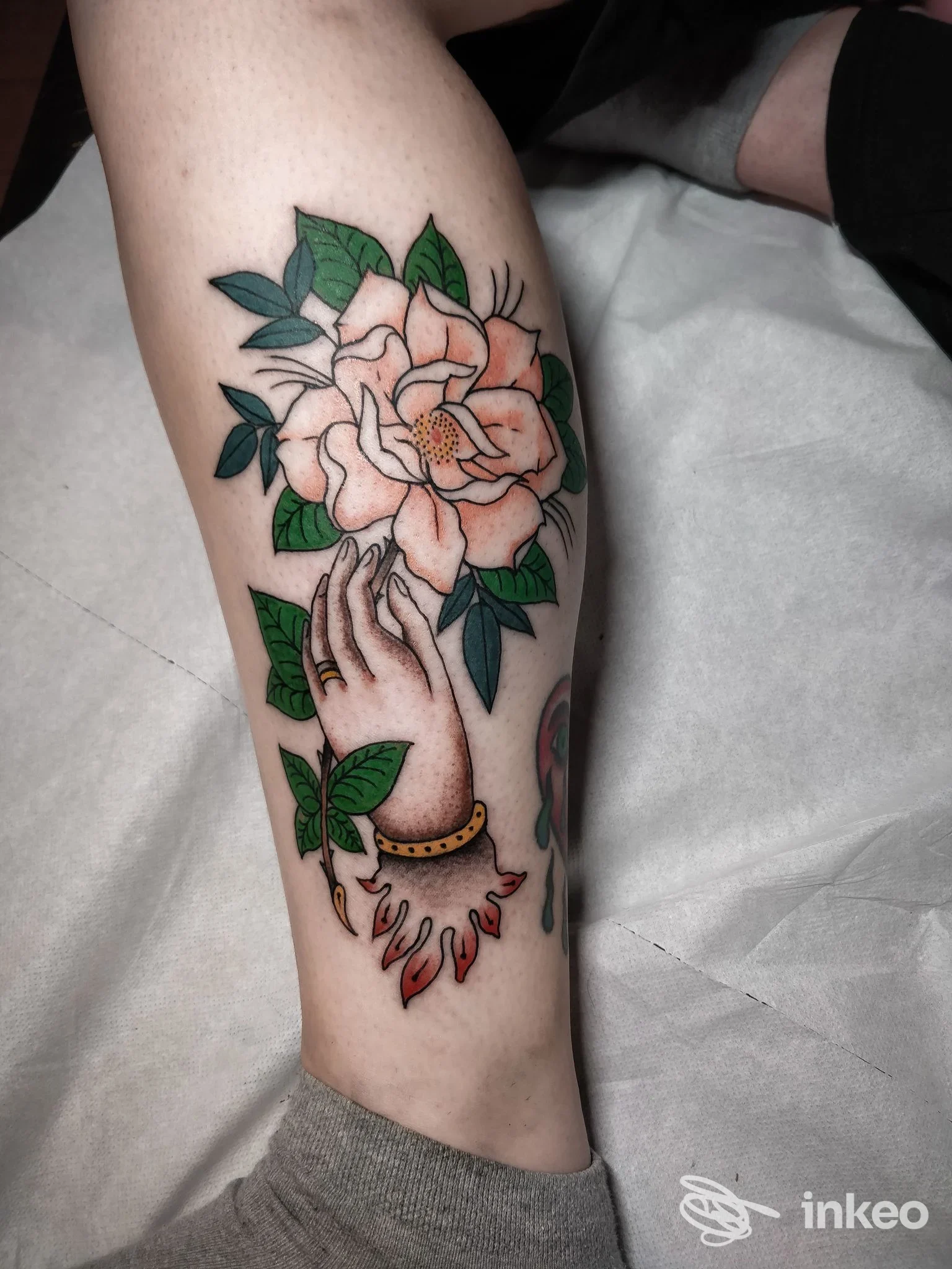 Tatuaggio floreale con rosa e mano decorata sul polpaccio, lavoro eseguito da Freak Ink Tattoo Studio, Bari.