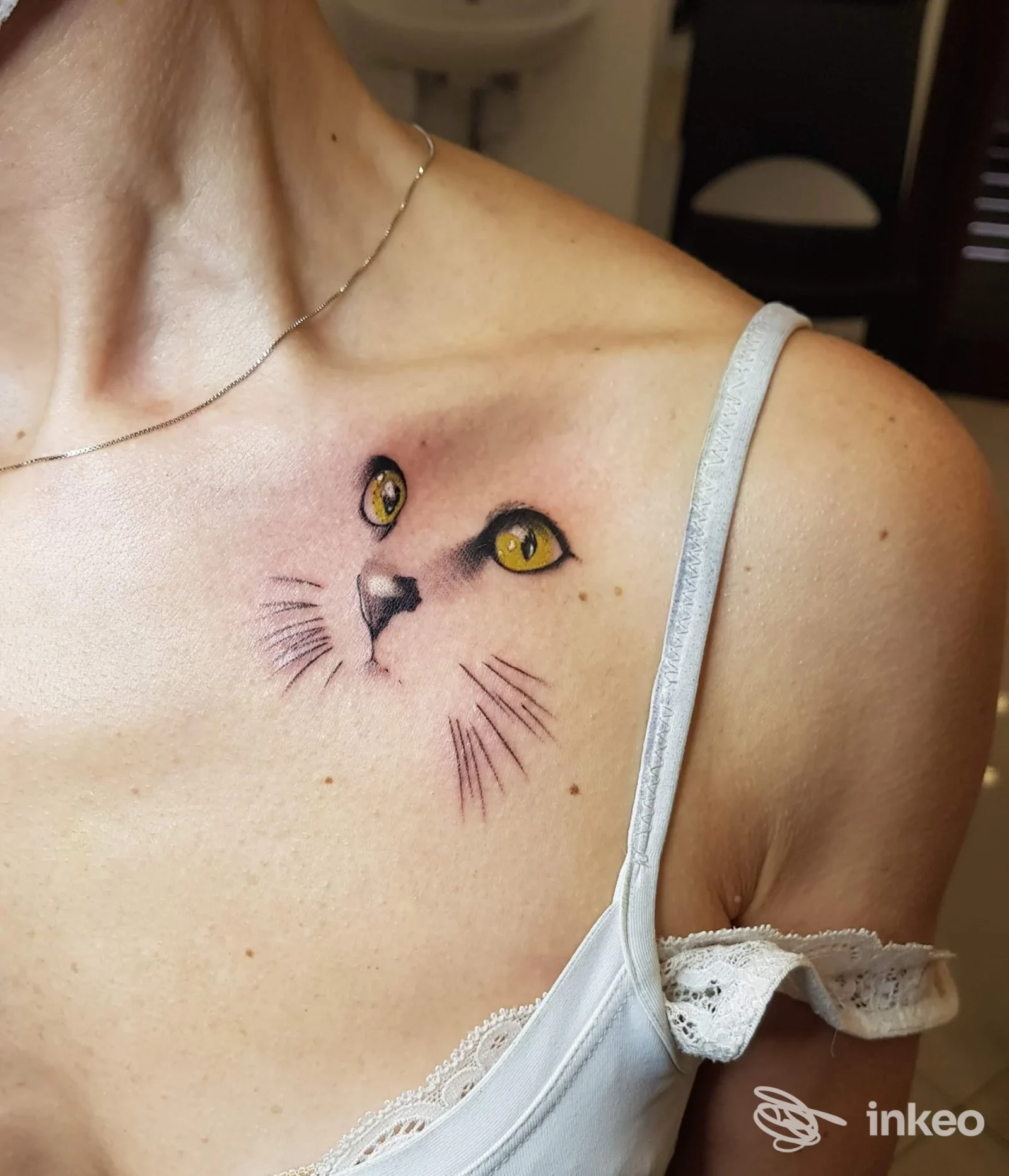 Tatuaggio sul petto con muso di gatto a colori, scatto nello studio GM TATTOO & PIERCING a Squinzano.