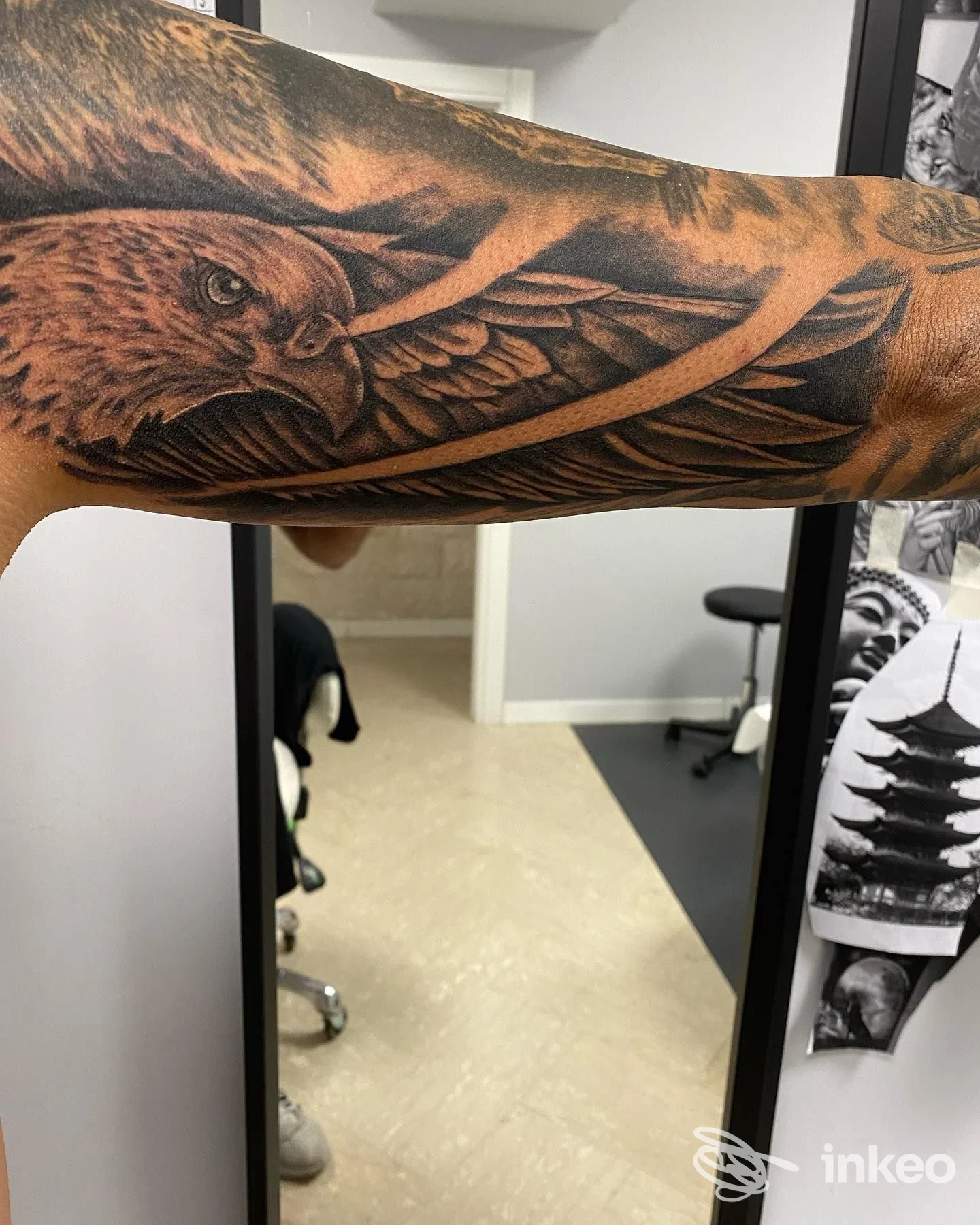 Primo piano del tatuaggio rapace sull'avambraccio, immagine fornita dallo studio Gerardo Marchionna Tattoo e Piercing a Cellamare.