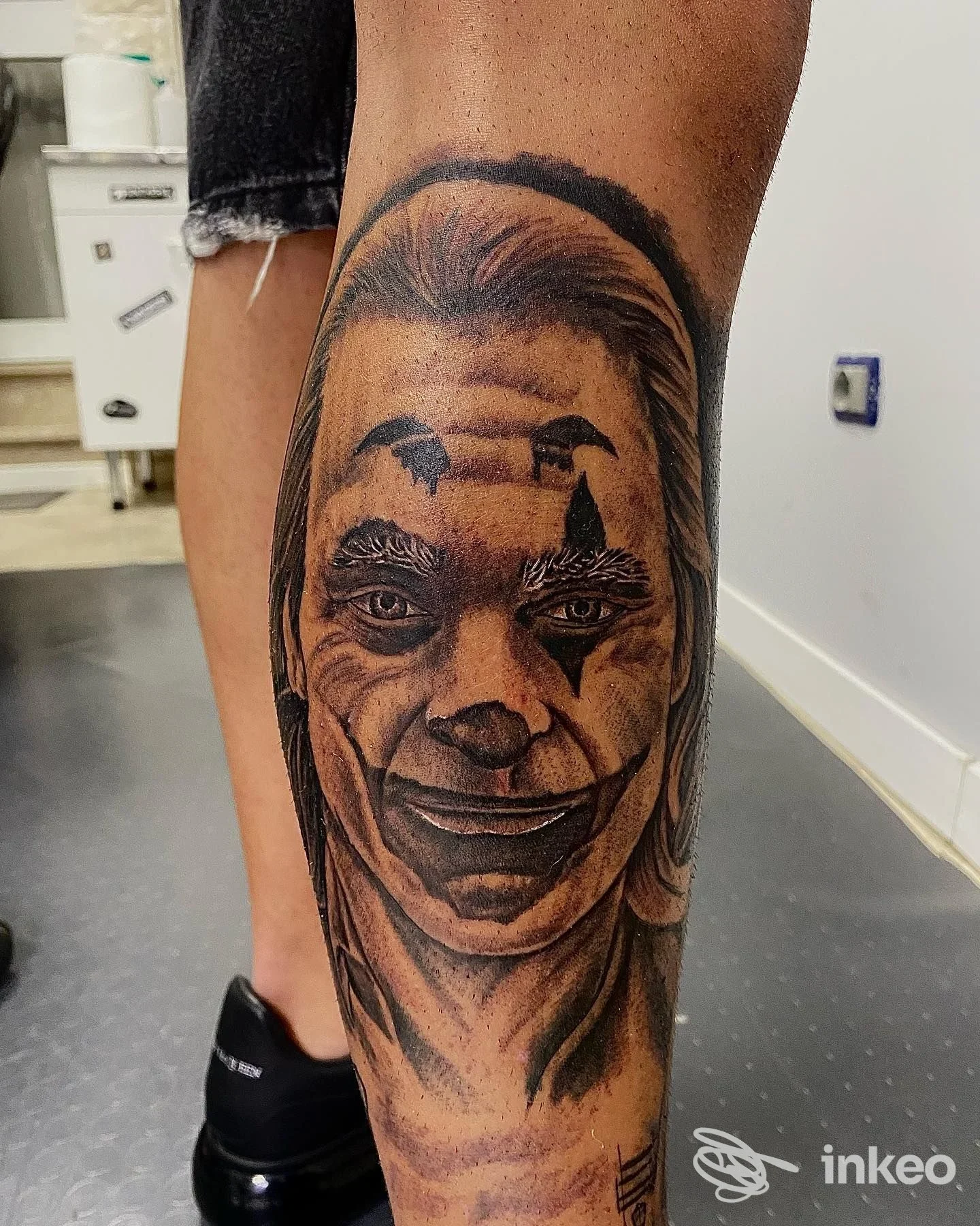 Primo piano di un tatuaggio a inchiostro su polpaccio che raffigura un volto; scatto realizzato per mostrare il lavoro. Gerardo Marchionna Tattoo e Piercing, Cellamare.