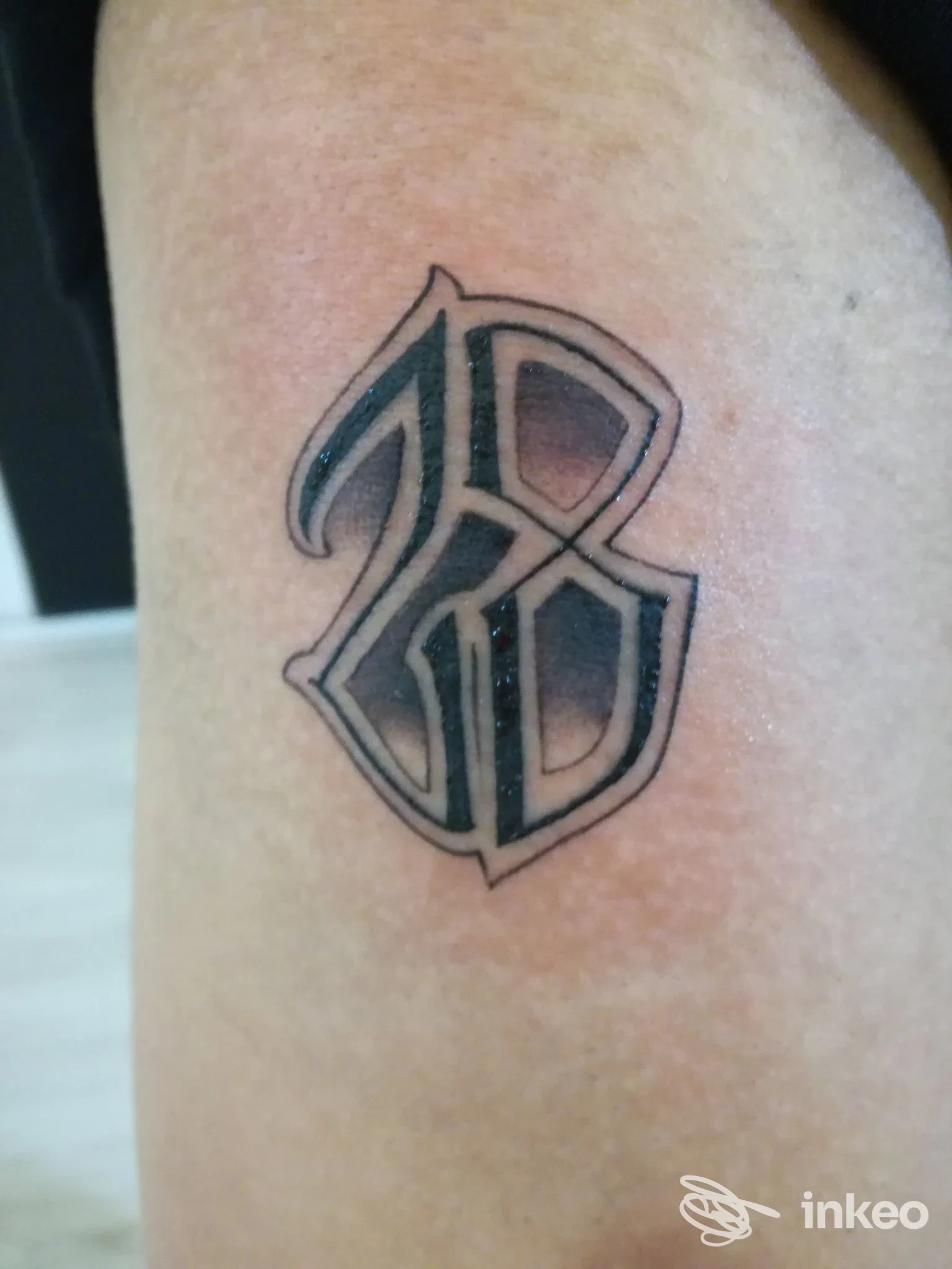 Tatuaggio lettering in nero e grigio sull'avambraccio, foto di lavoro eseguita da Giampaolo Tattoo (Tattoo Land) a Cavallino.