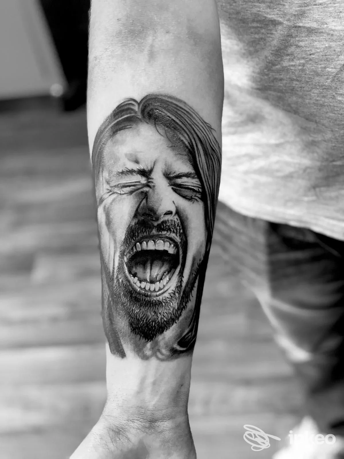 Tatuaggio fotorealistico in bianco e nero di un volto che urla sull'avambraccio, lavoro eseguito da Gigi's Tattoo Shop, Trani.