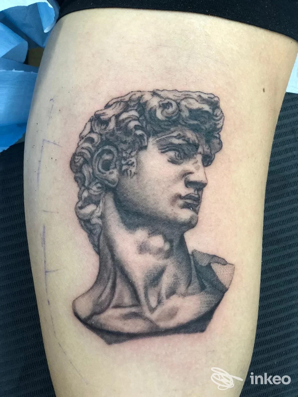 Tatuaggio realistico di un busto classico sulla coscia, eseguito da Giuseppe Buzzerio Tattoo a Cassano delle Murge.