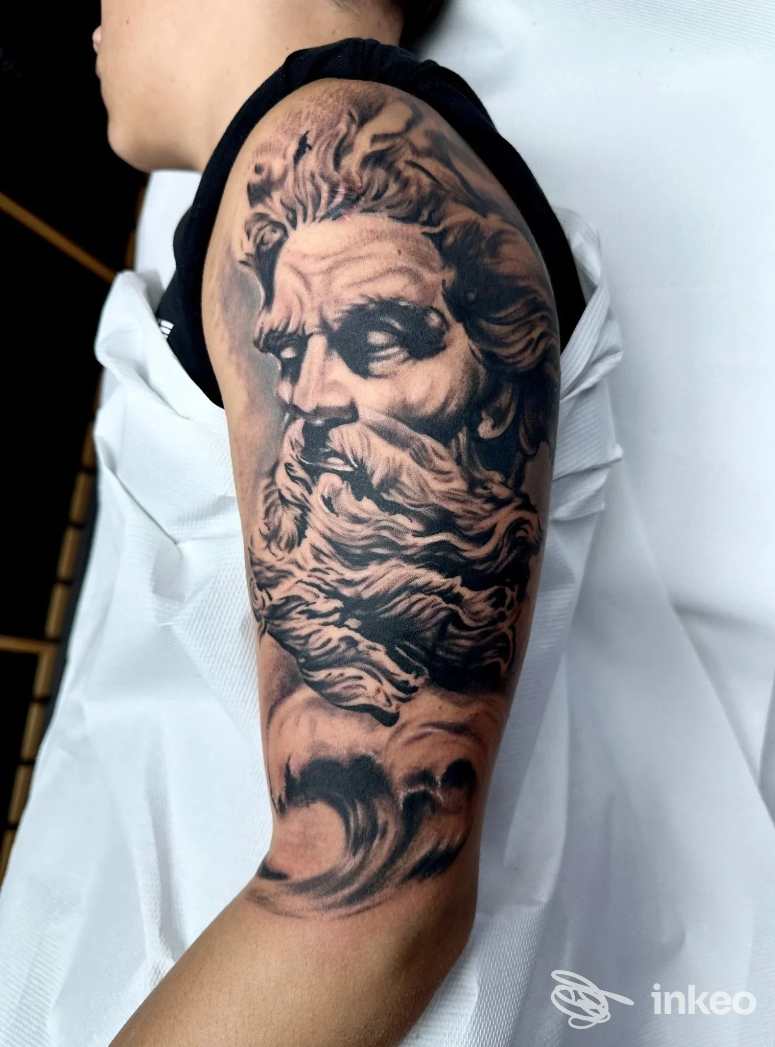 Tatuaggio realistico black & grey a manica sul braccio, ritratto scultoreo. Glam Tattoo di Enea Polimeno, Melpignano.