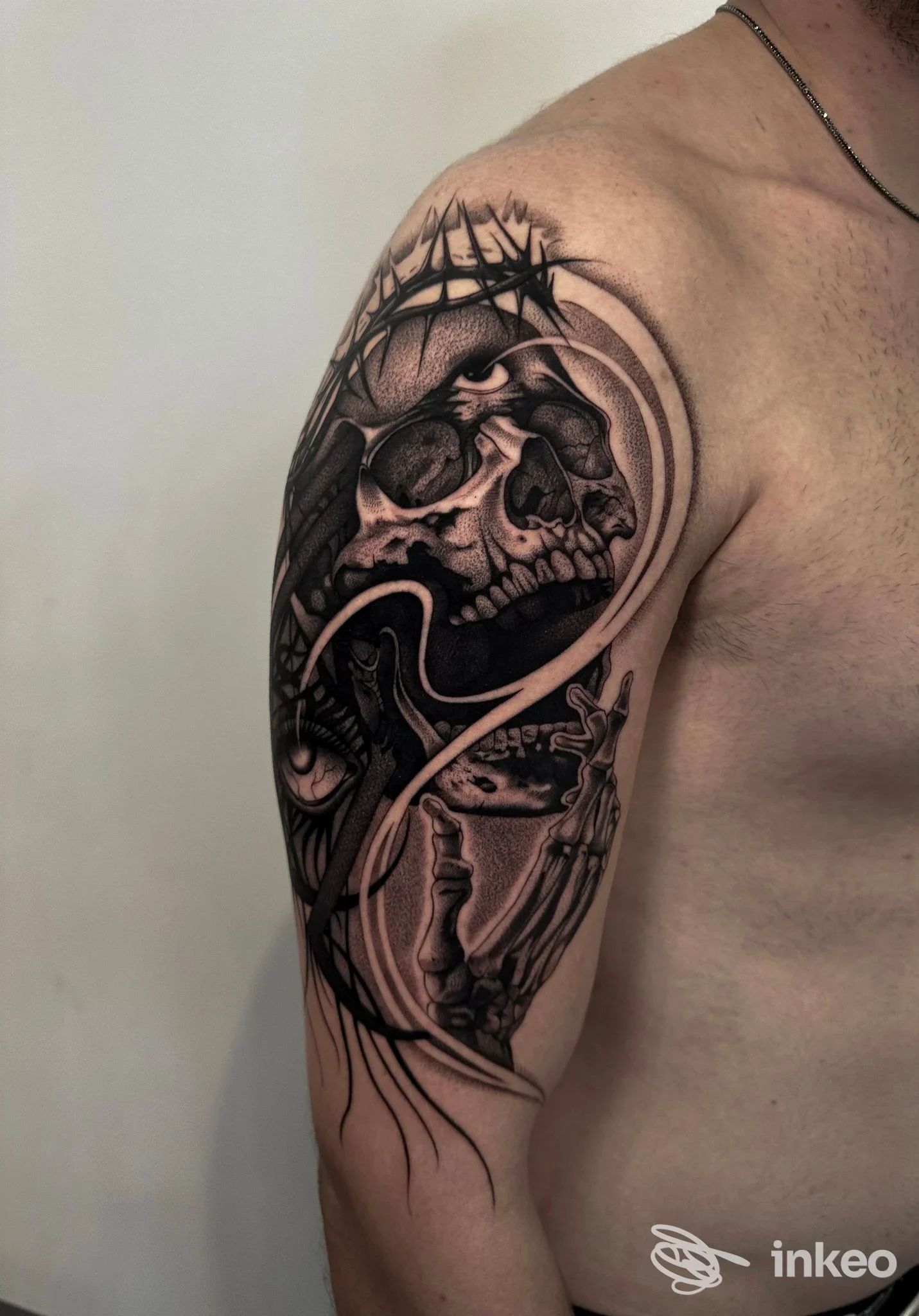 Tatuaggio black & grey di grande teschio sulla spalla e braccio, foto realizzata da Goldeneedles tattoo shop, Brindisi.