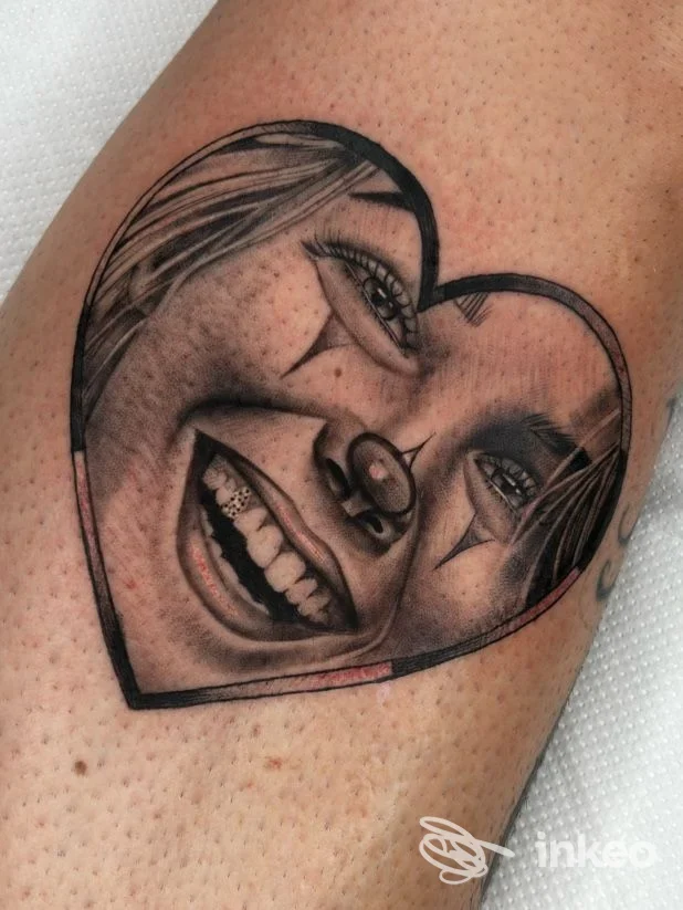 Tatuaggio realistico in bianco e nero a forma di cuore su pelle, fotografia inviata da Goldeneedles tattoo shop, Brindisi.