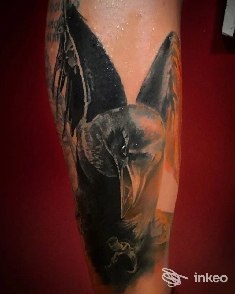 Tatuaggio in bianco e nero su pelle della gamba, raffigurazione di una creatura alata, realizzato dal Pride & Glory Tattoo.